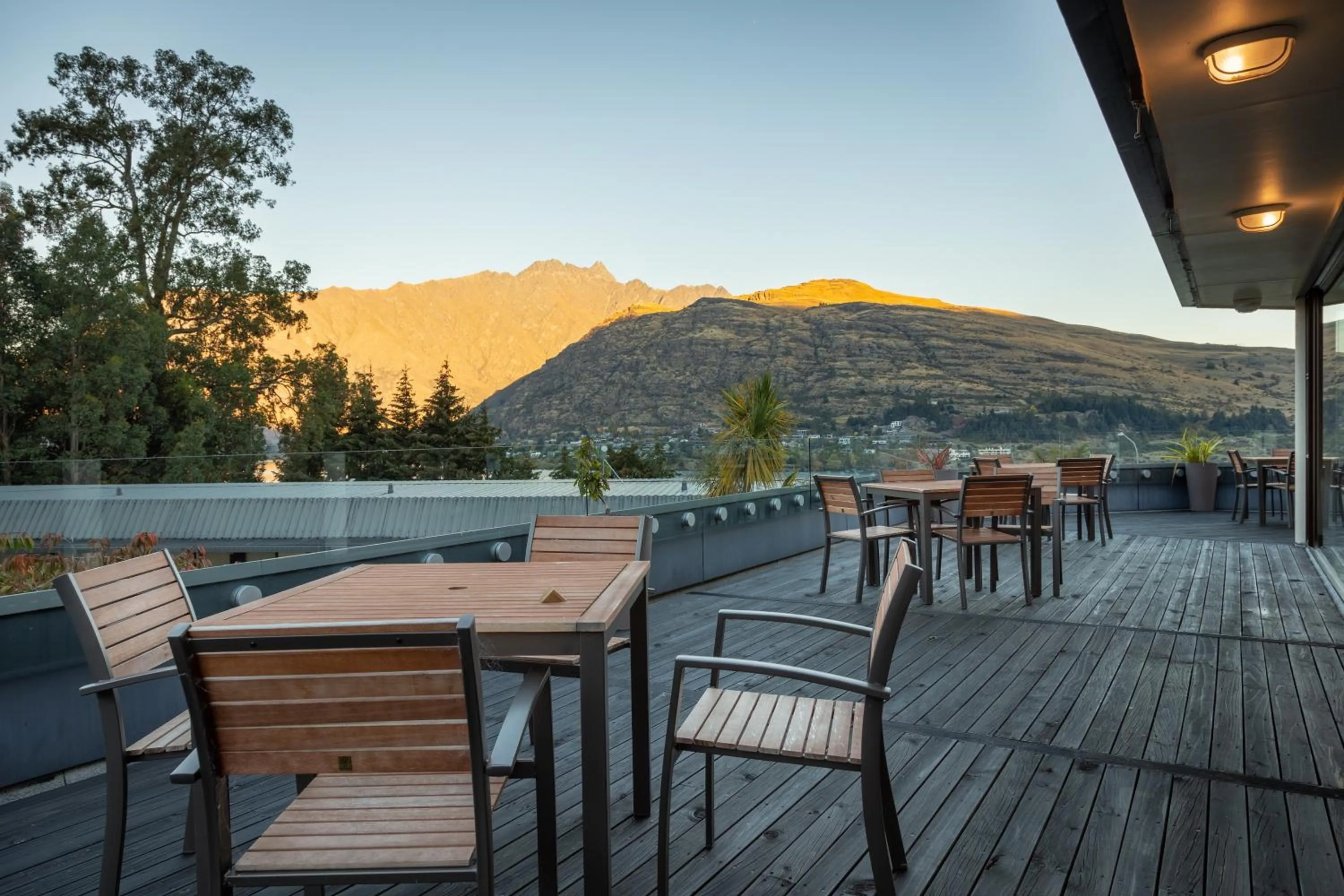 Restaurant/places to eat in Holiday Inn Queenstown Frankton Road by IHG