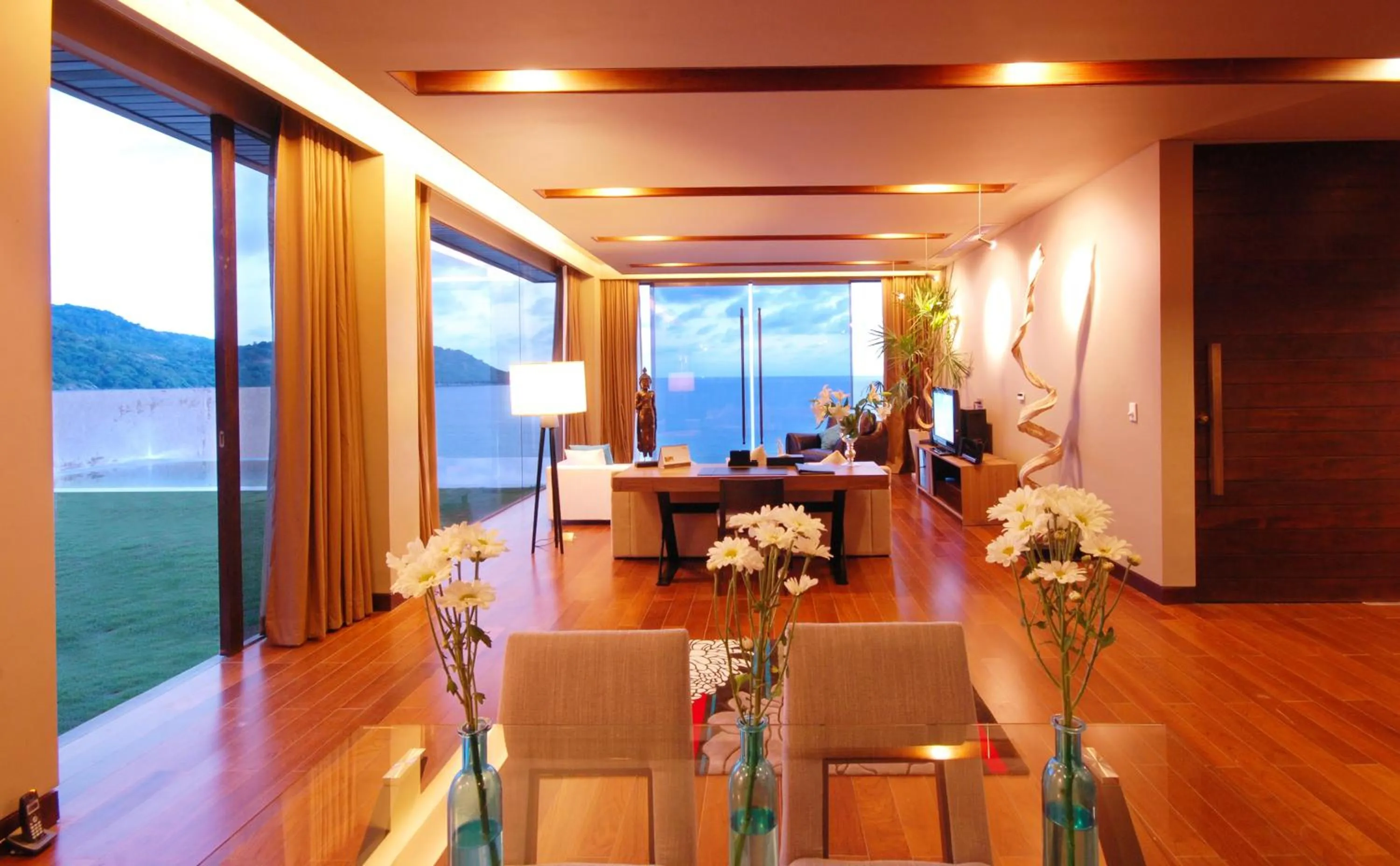 Dining area in Impiana Private Villas Kata Noi