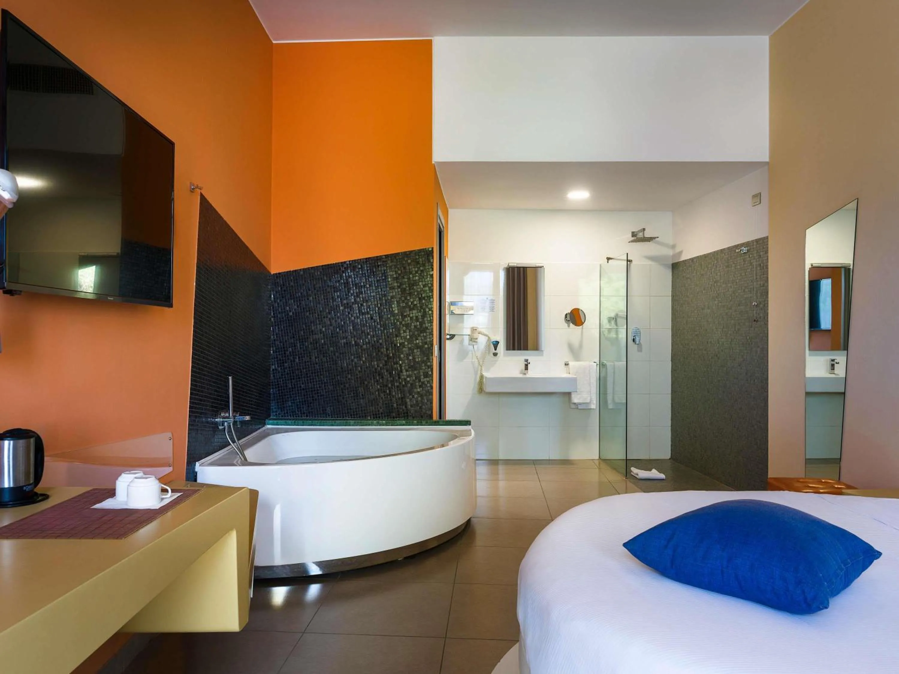 Superior Room with One King Bed, Spa Bath and View in ibis Styles Catania Acireale