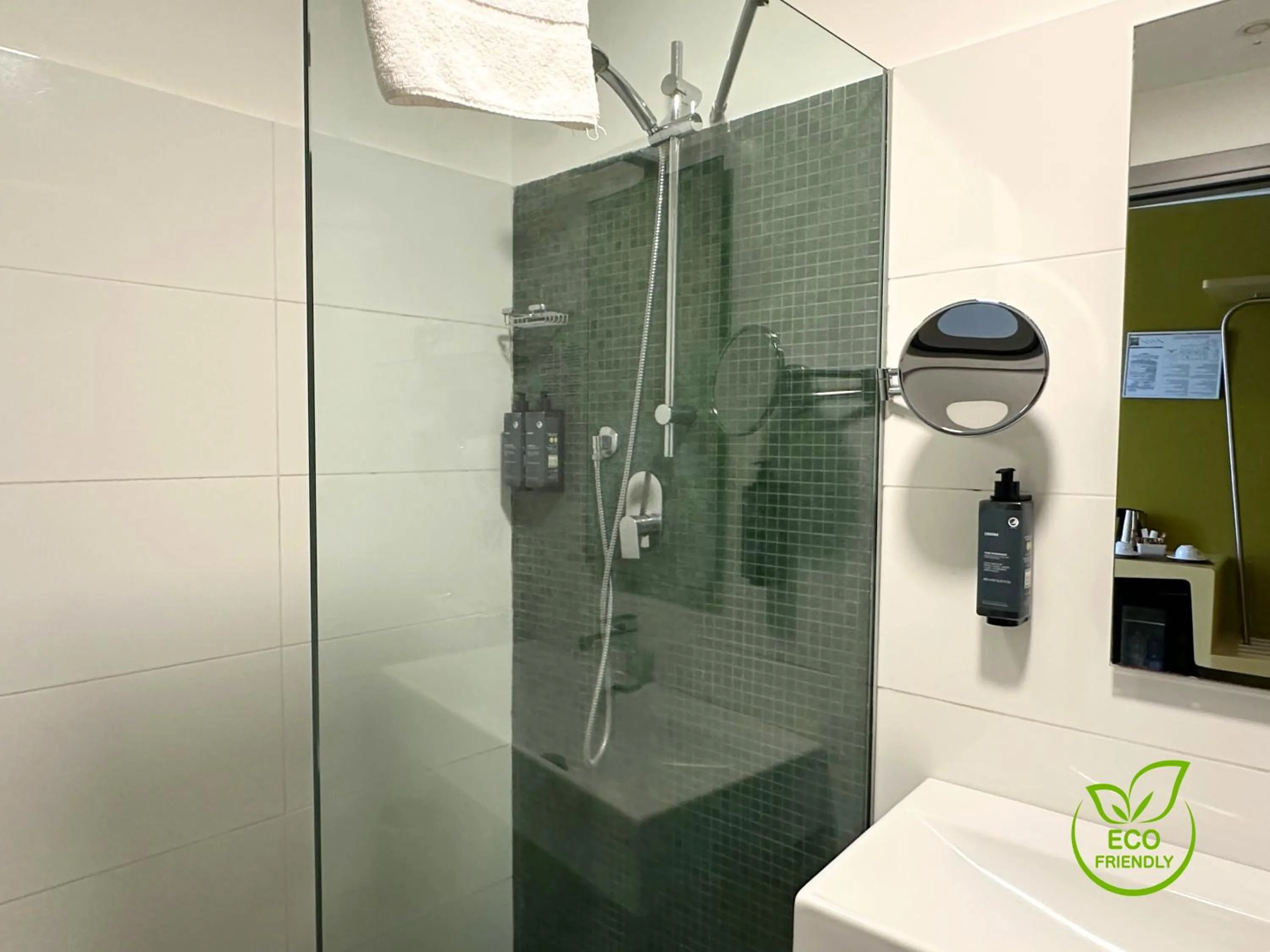 Shower in ibis Styles Catania Acireale