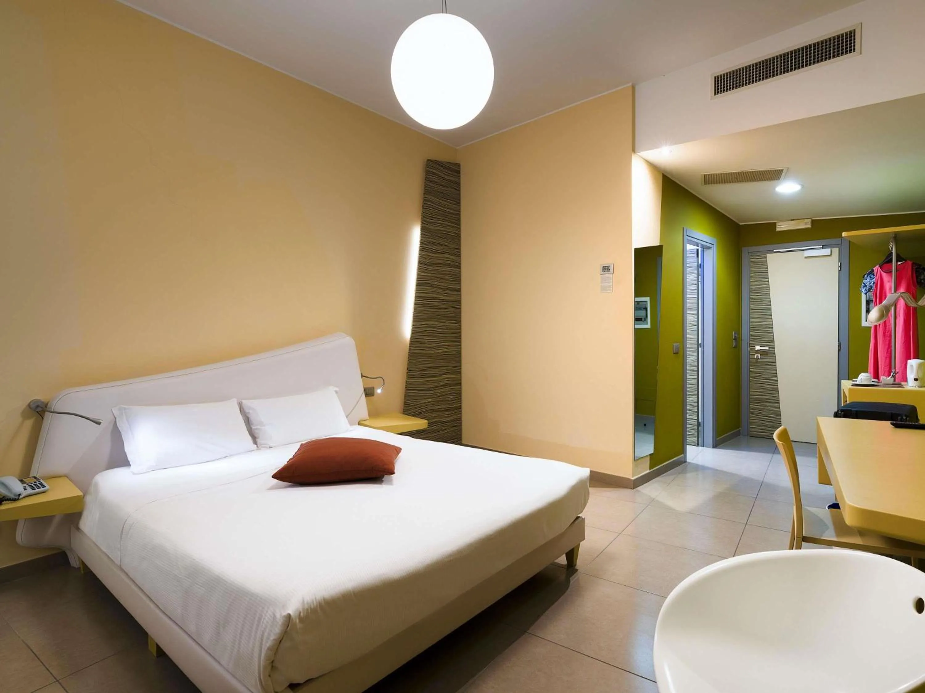 Bedroom, Bed in ibis Styles Catania Acireale