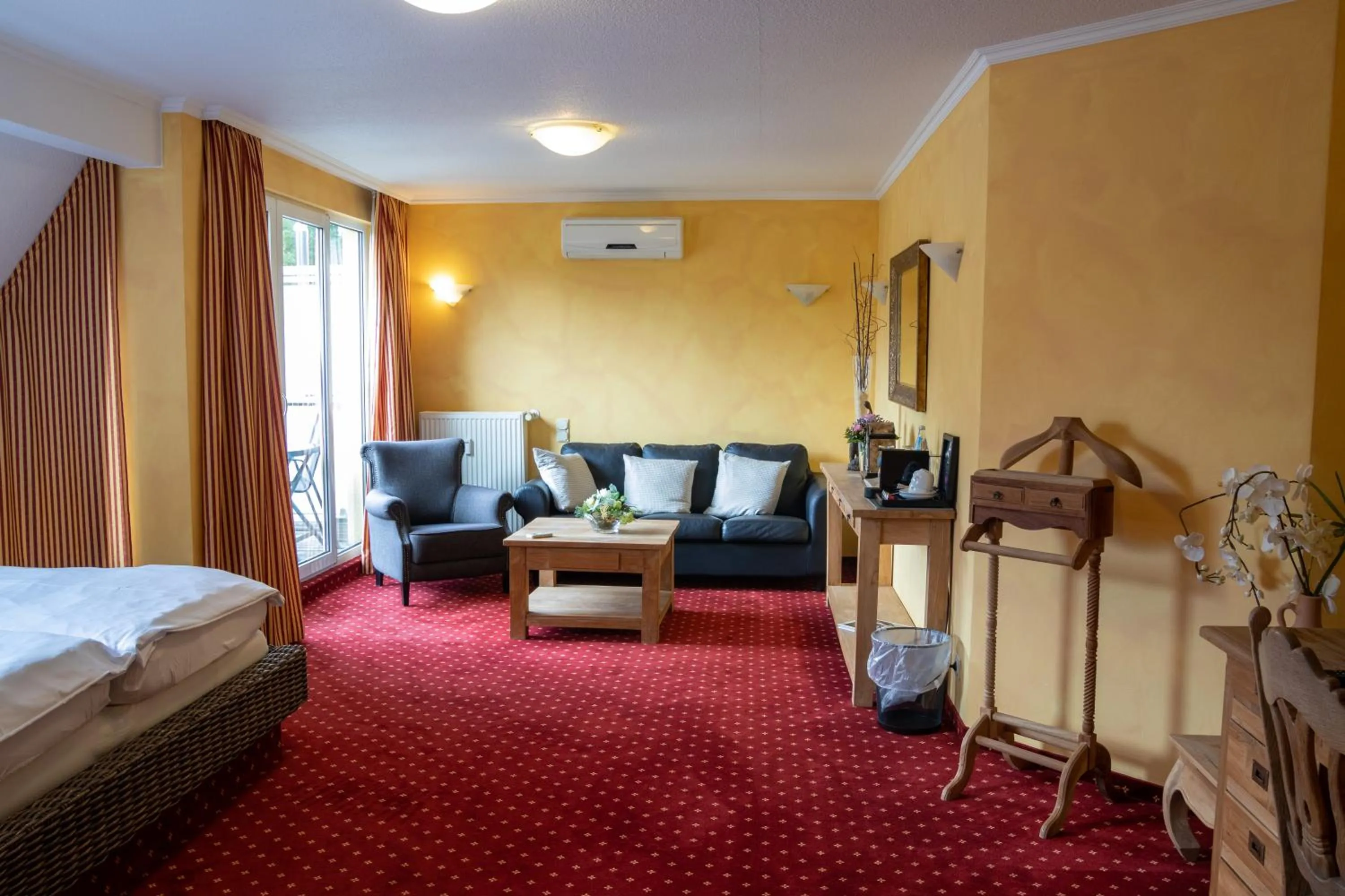 Seating area, Bed in Hotel Landhaus Knappmann