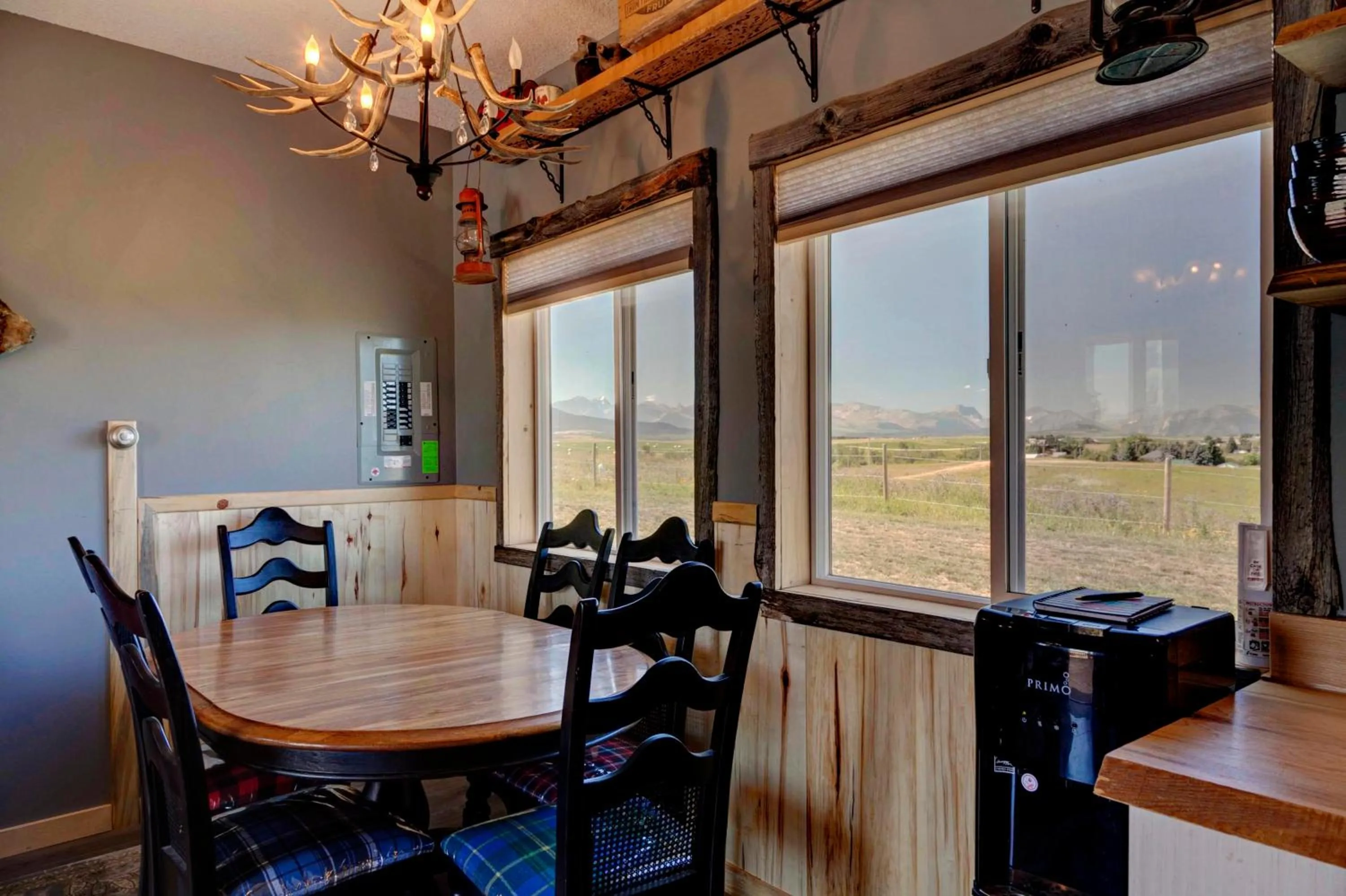 Dining area in Mountain Haven Cabins