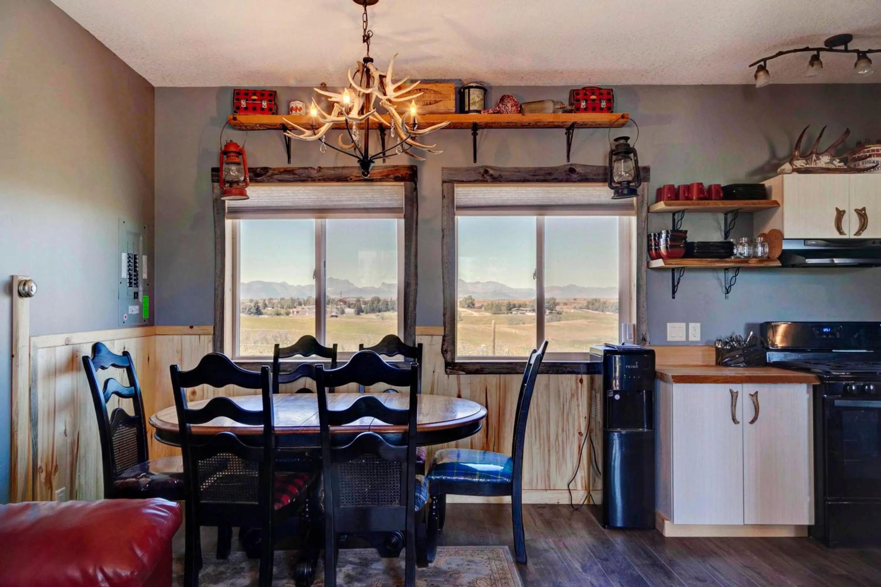 Dining area in Mountain Haven Cabins