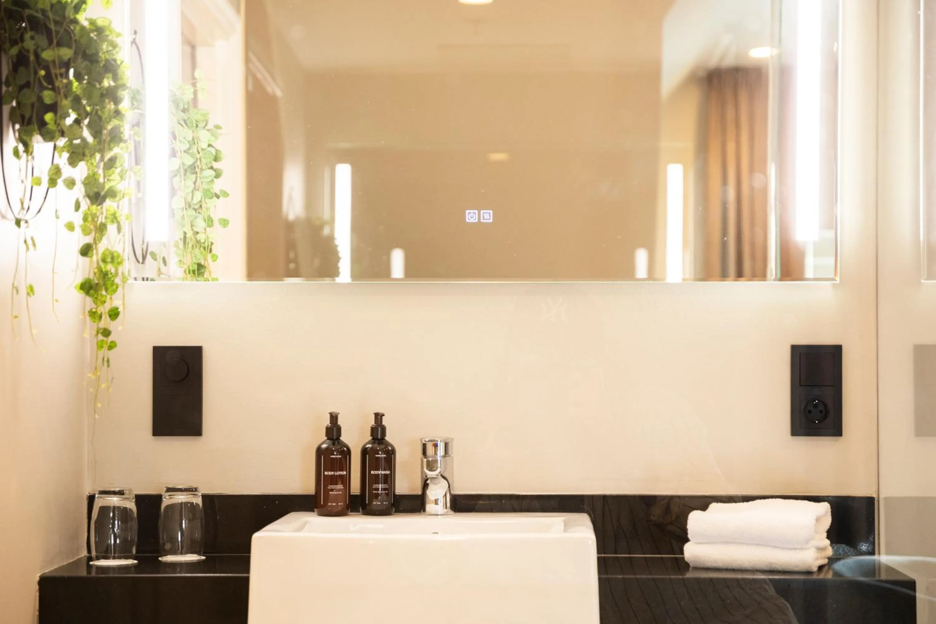 Shower in Home Hotel Havnekontoret