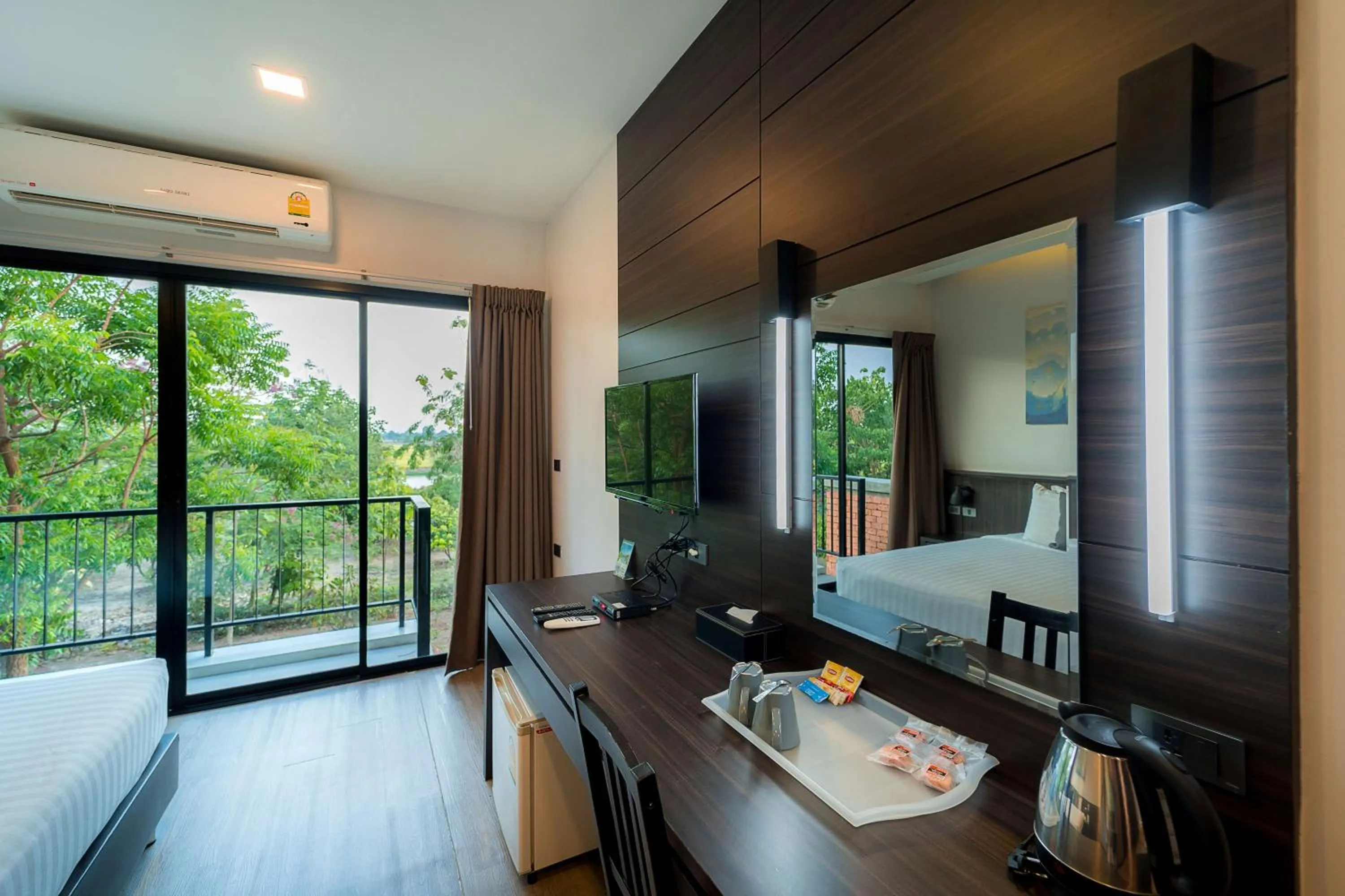 Coffee/tea facilities, Bed in Sukhothai Treasure Resort & Spa