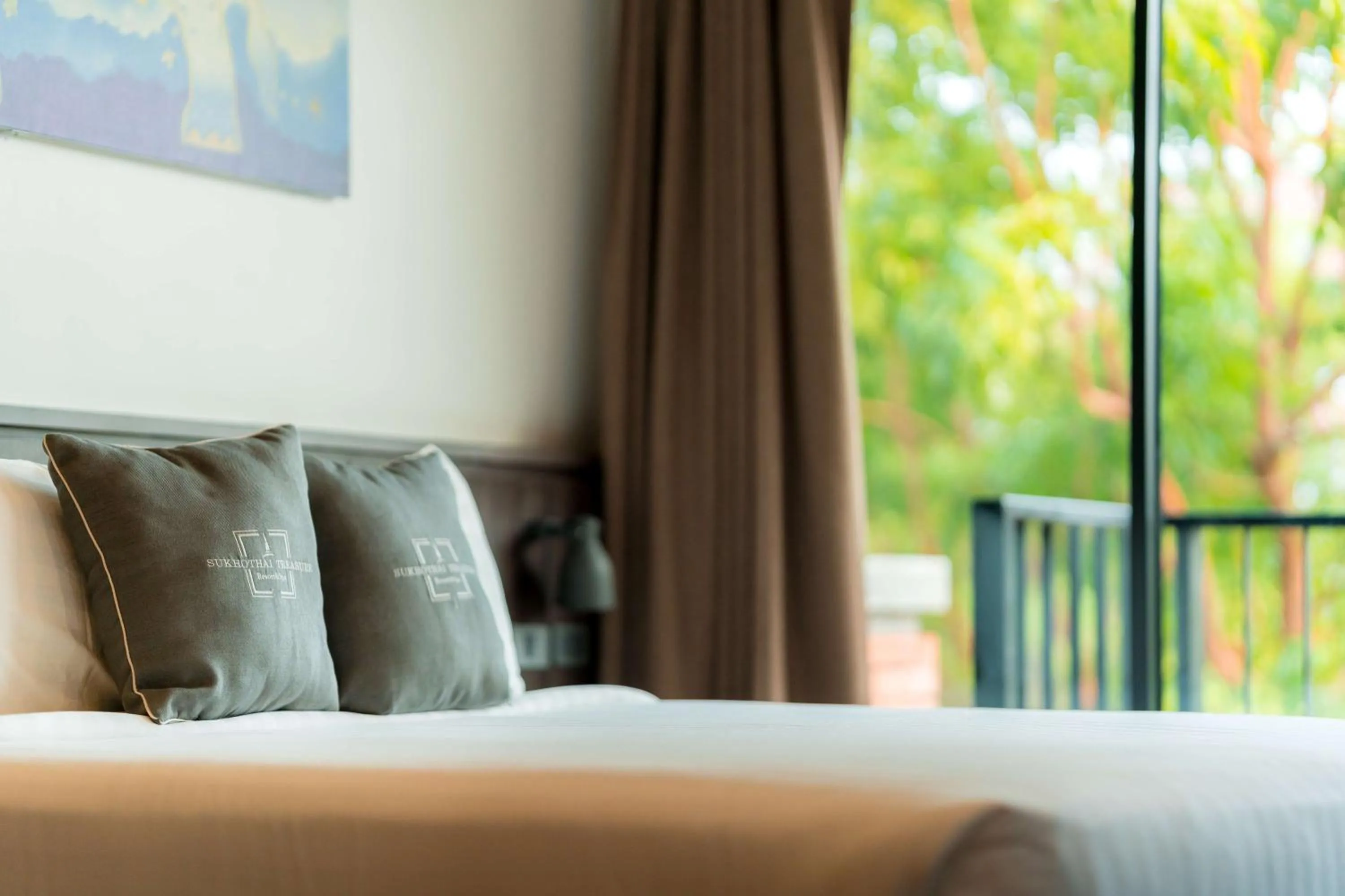 Coffee/tea facilities, Bed in Sukhothai Treasure Resort & Spa