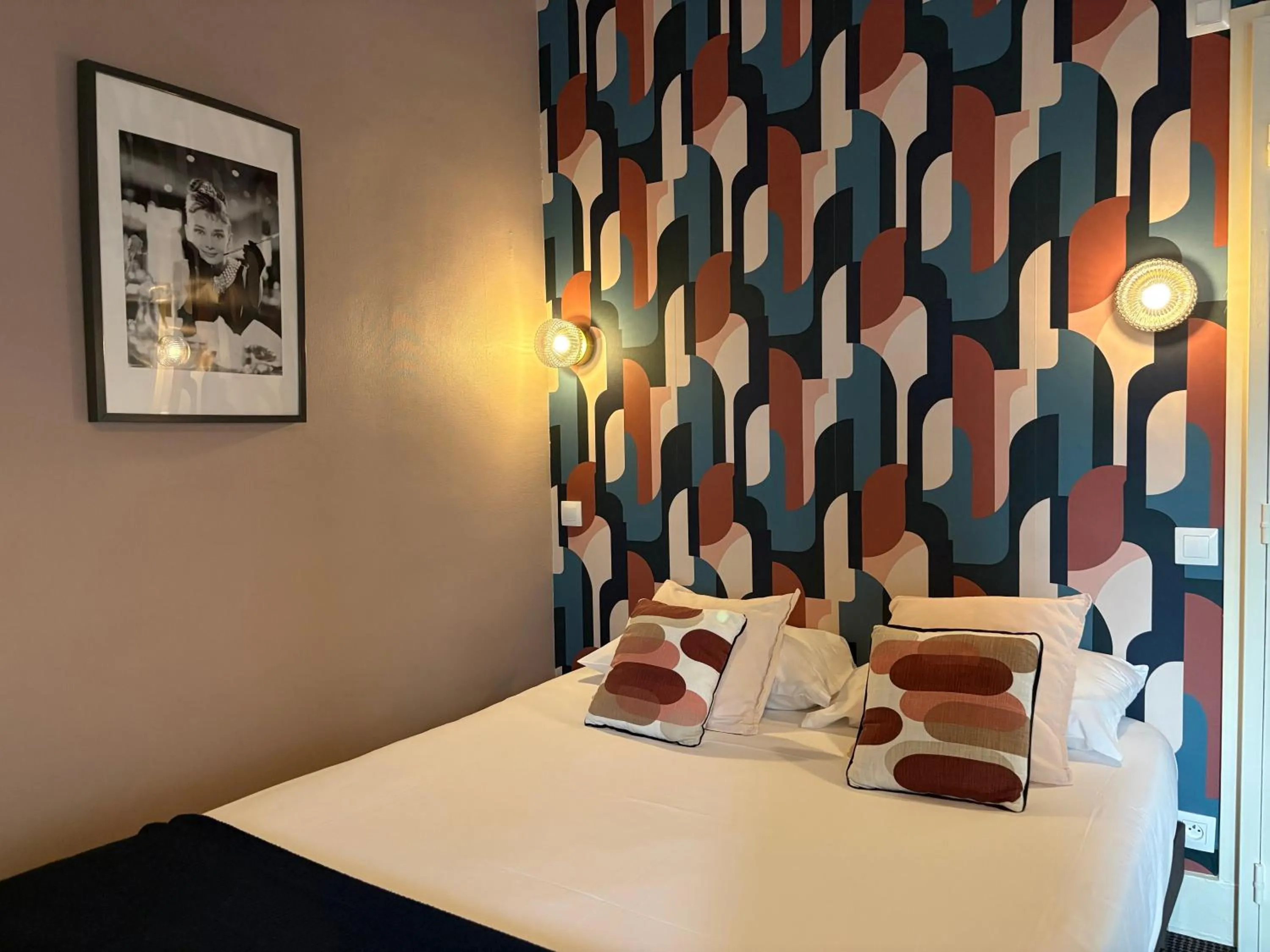 View (from property/room), Bed in Hotel Mirabeau