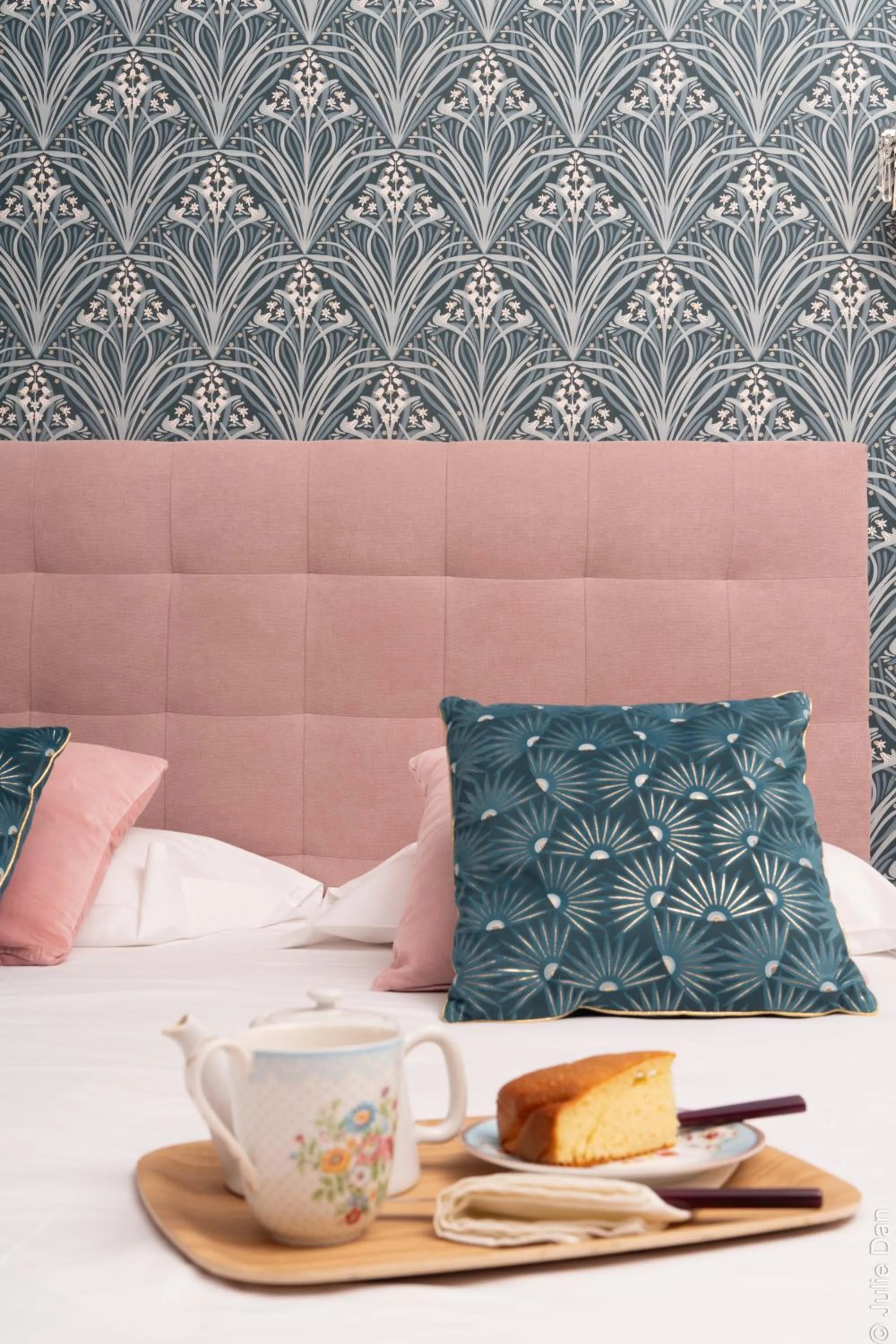 Bed in Hotel Mirabeau