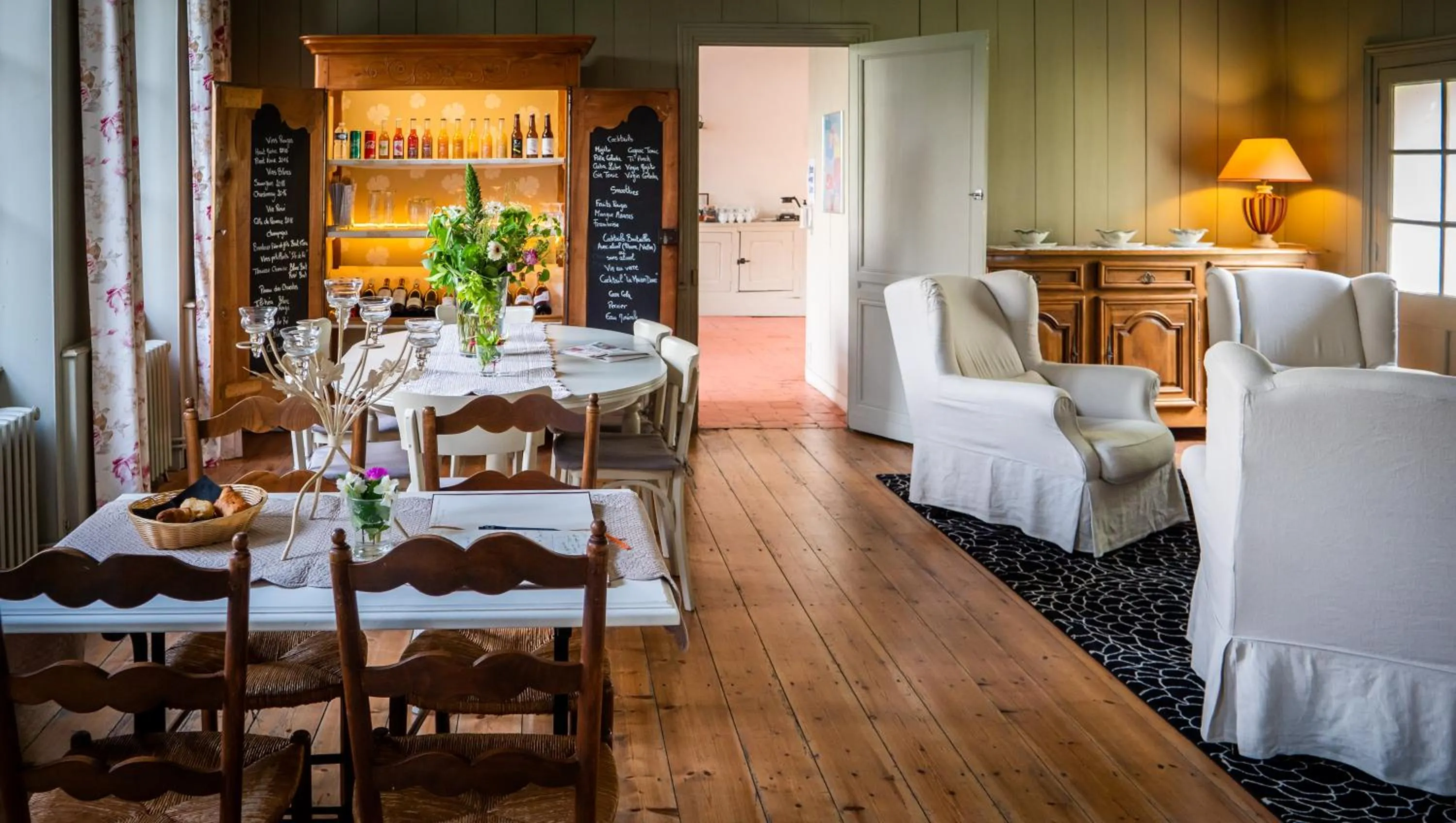 Lounge or bar in La Maison Douce