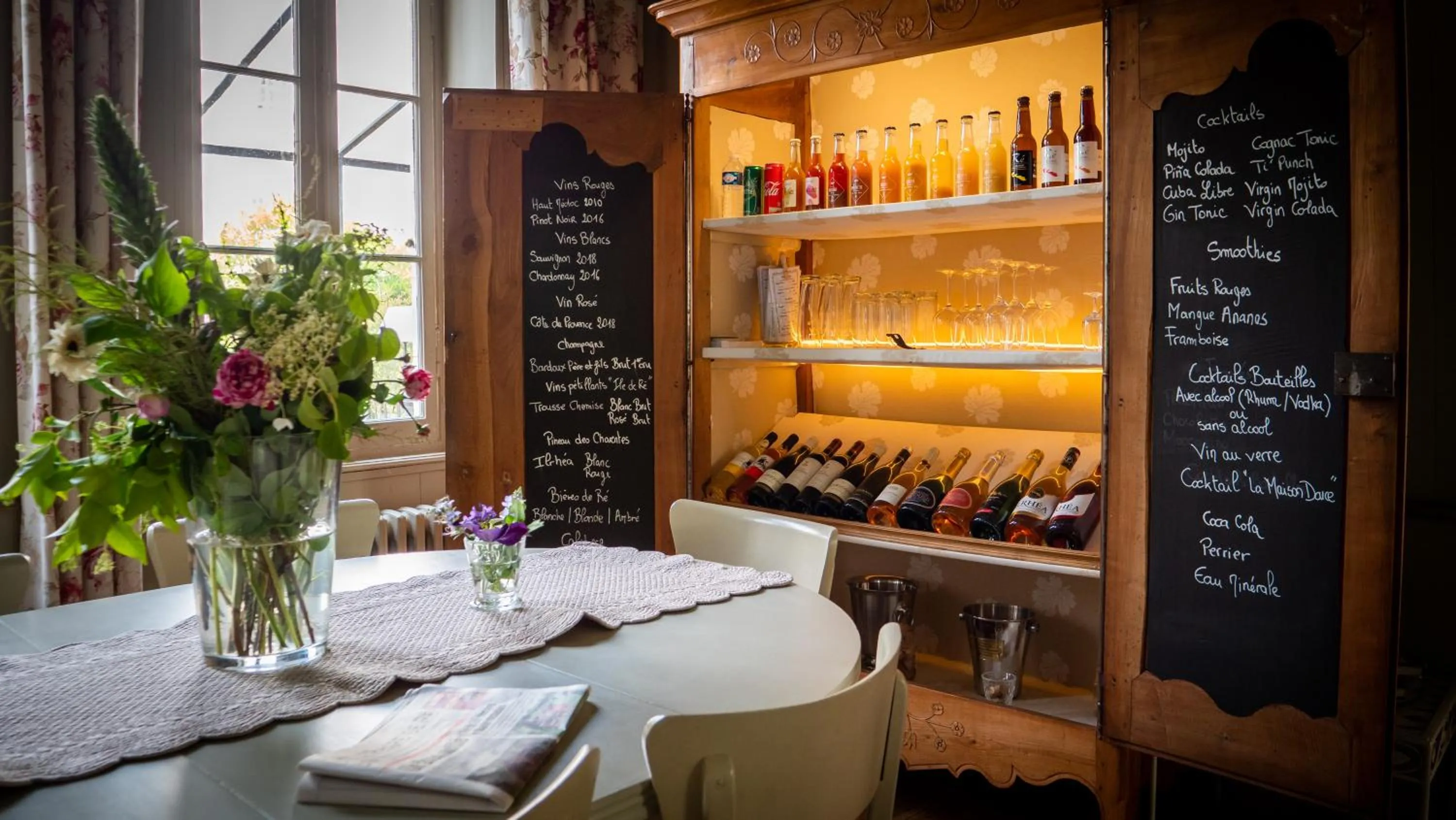 Lounge or bar in La Maison Douce