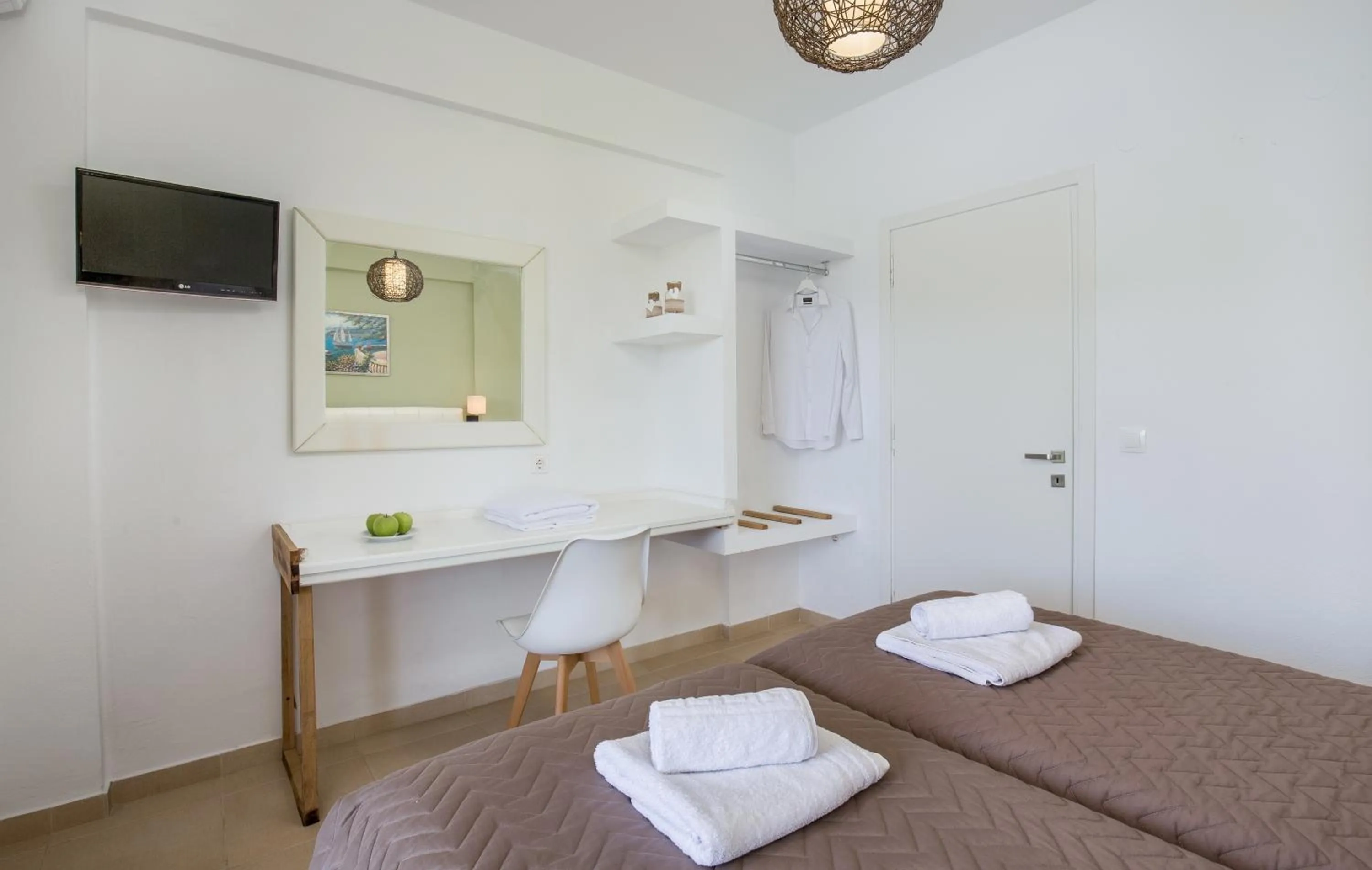 Photo of the whole room, Bed in The Wave