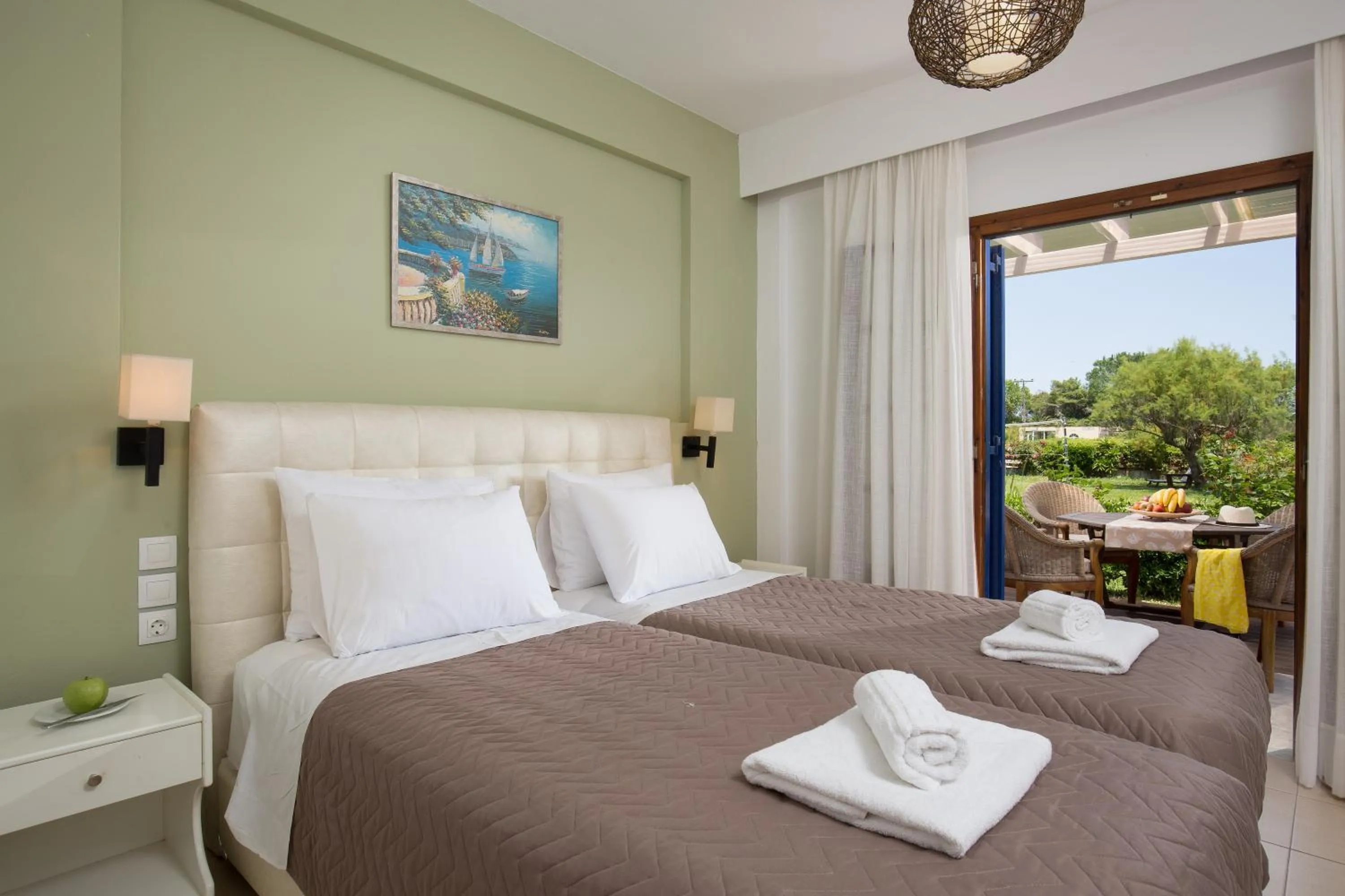 Photo of the whole room, Bed in The Wave