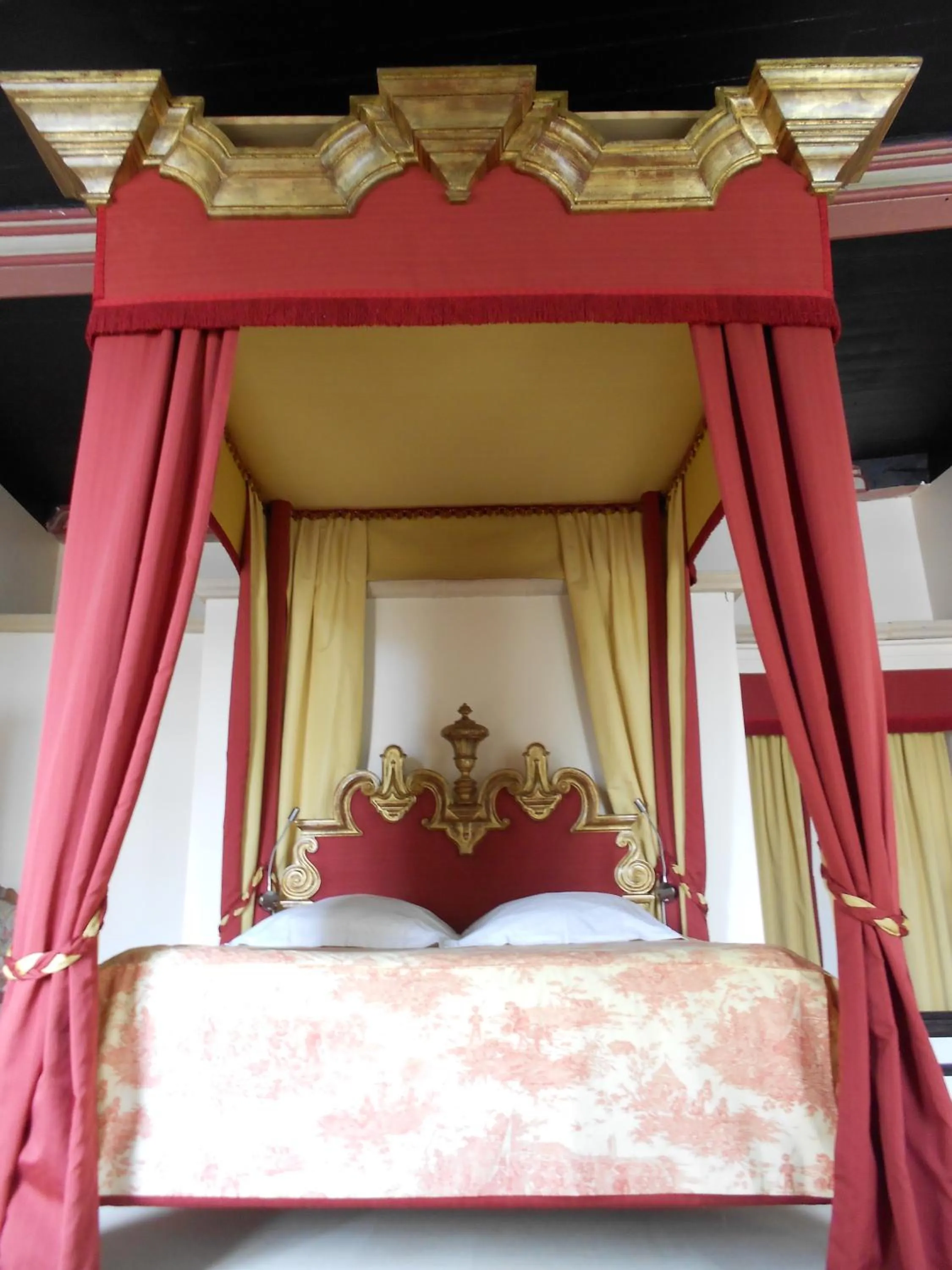 Bed in Auberge de l'Abbatiale
