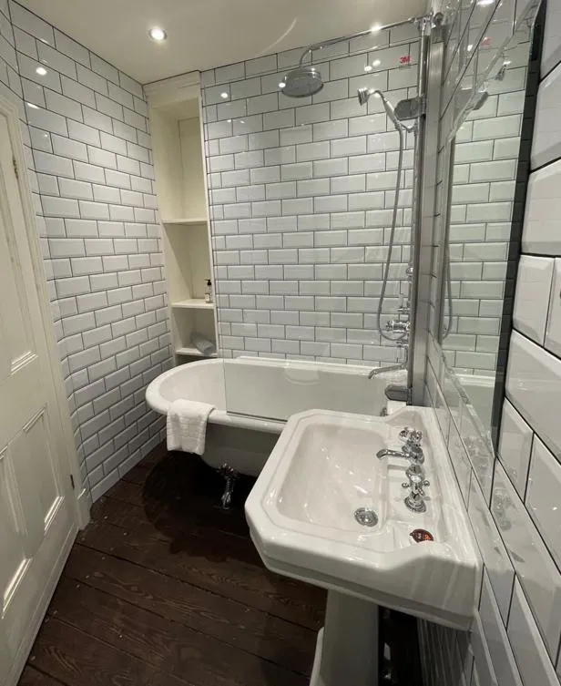 Shower in Oakhill Hotel