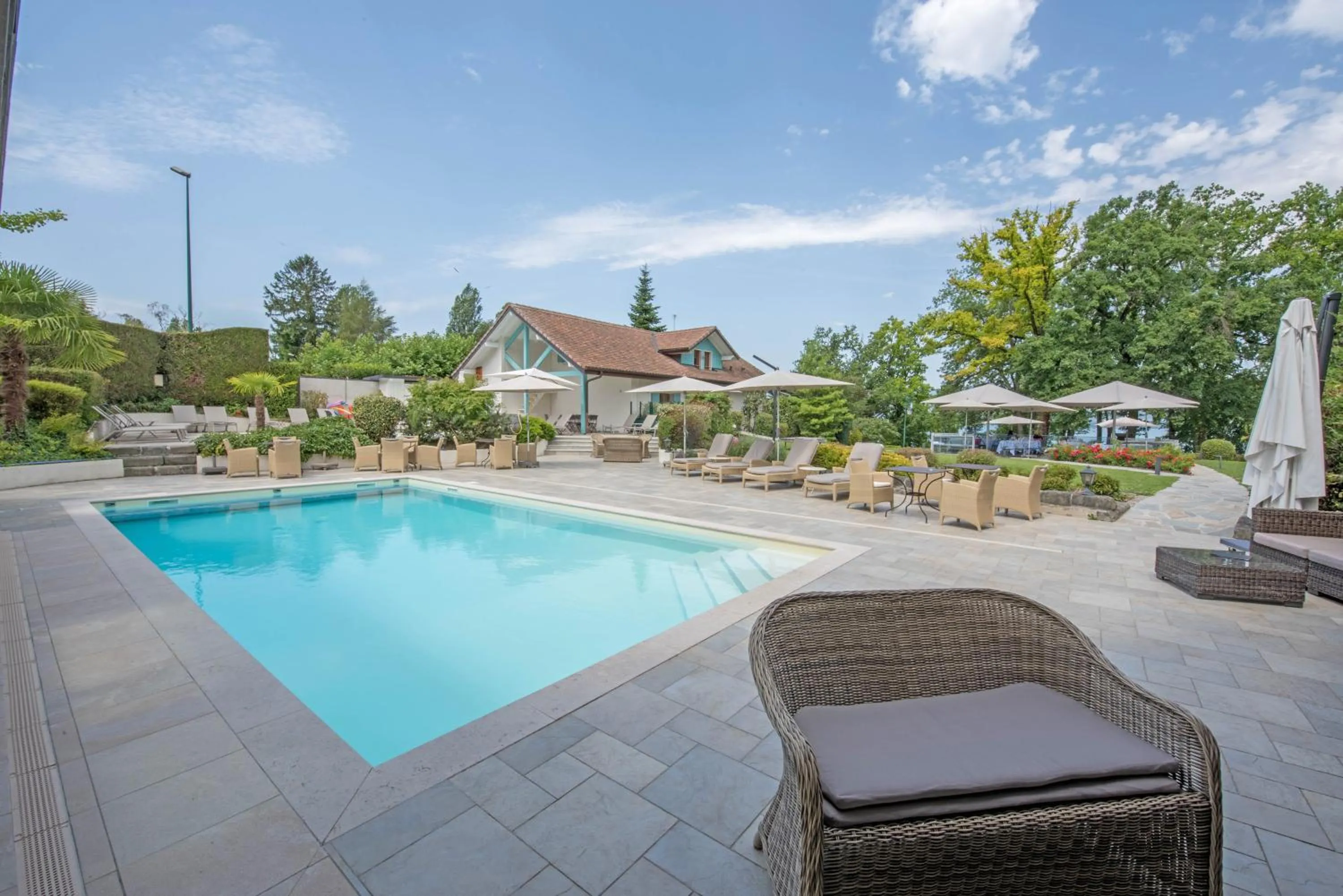 Restaurant/places to eat in Villa Cécile