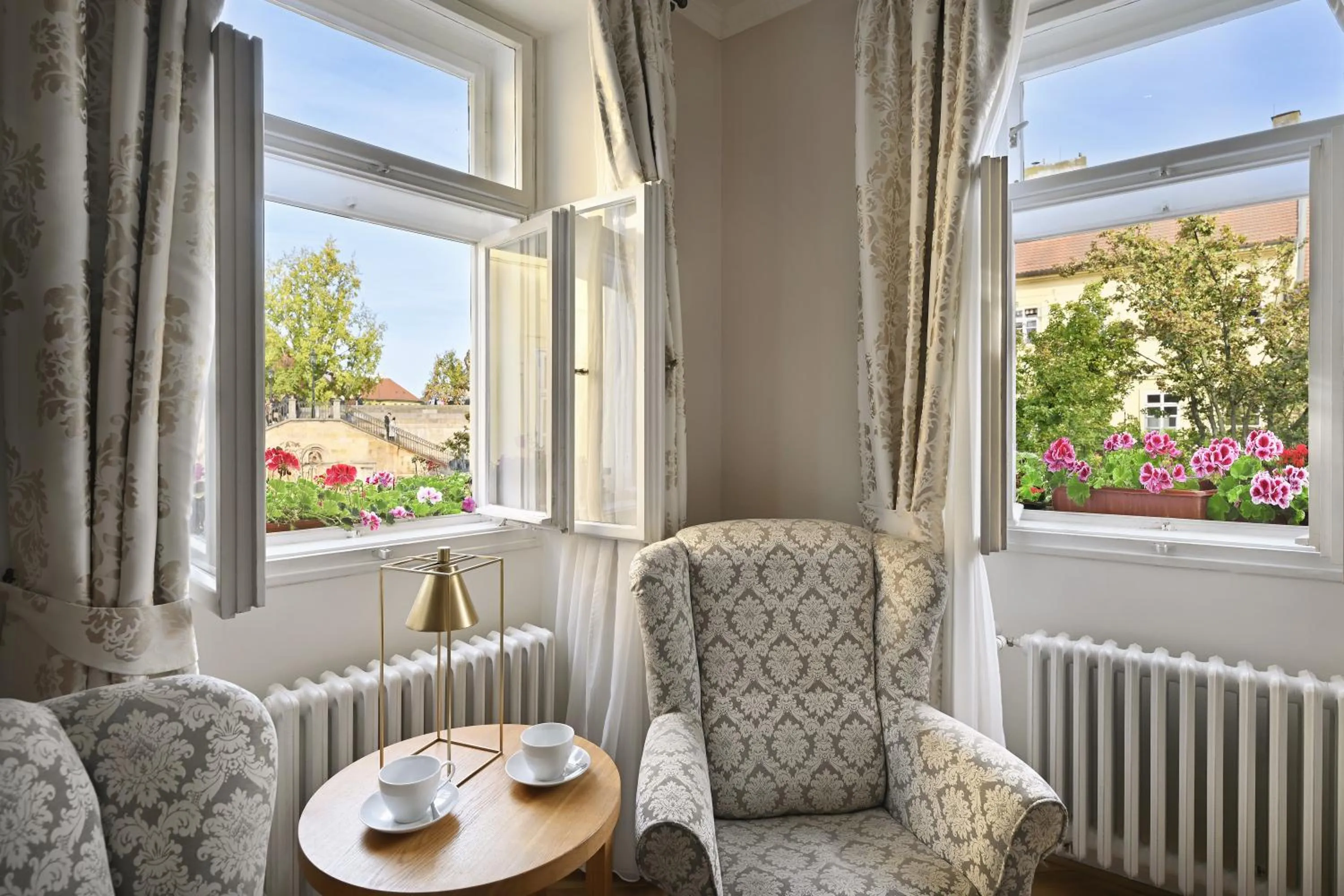 Hotel At the Golden Scissors