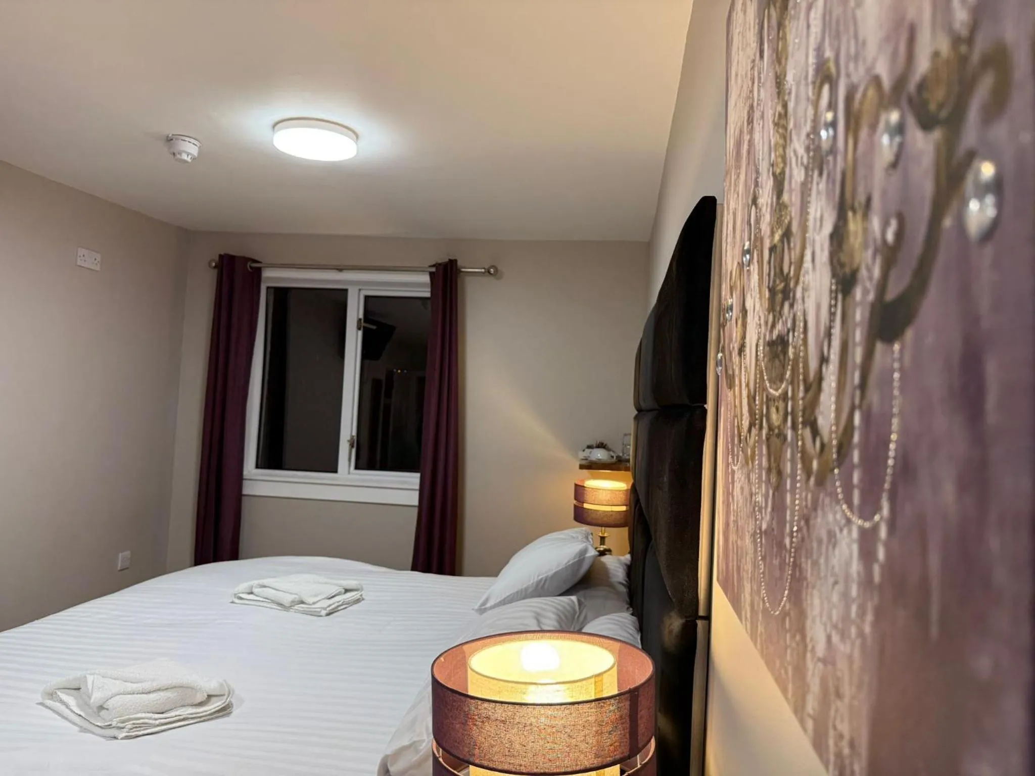 Bedroom, Bed in County Hotel