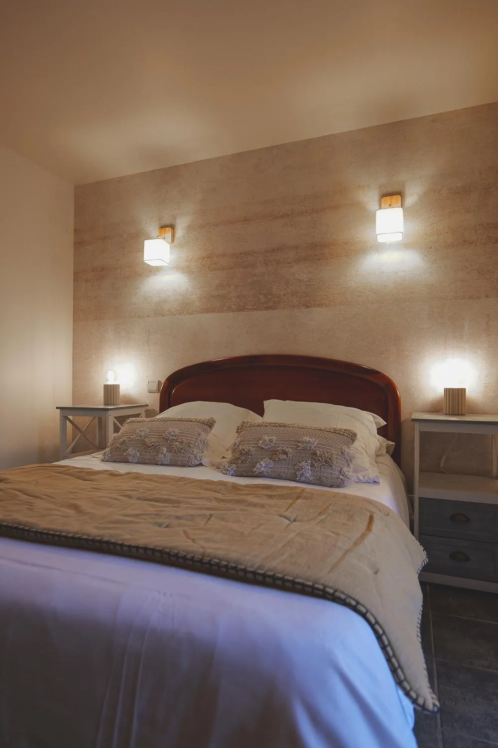 Bedroom, Bed in Auberge Du Cheval Blanc - Teritoria