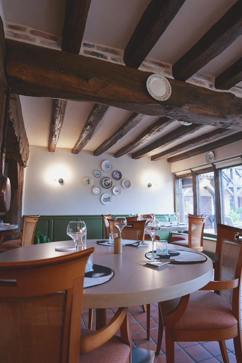 Restaurant/places to eat in Auberge Du Cheval Blanc - Teritoria