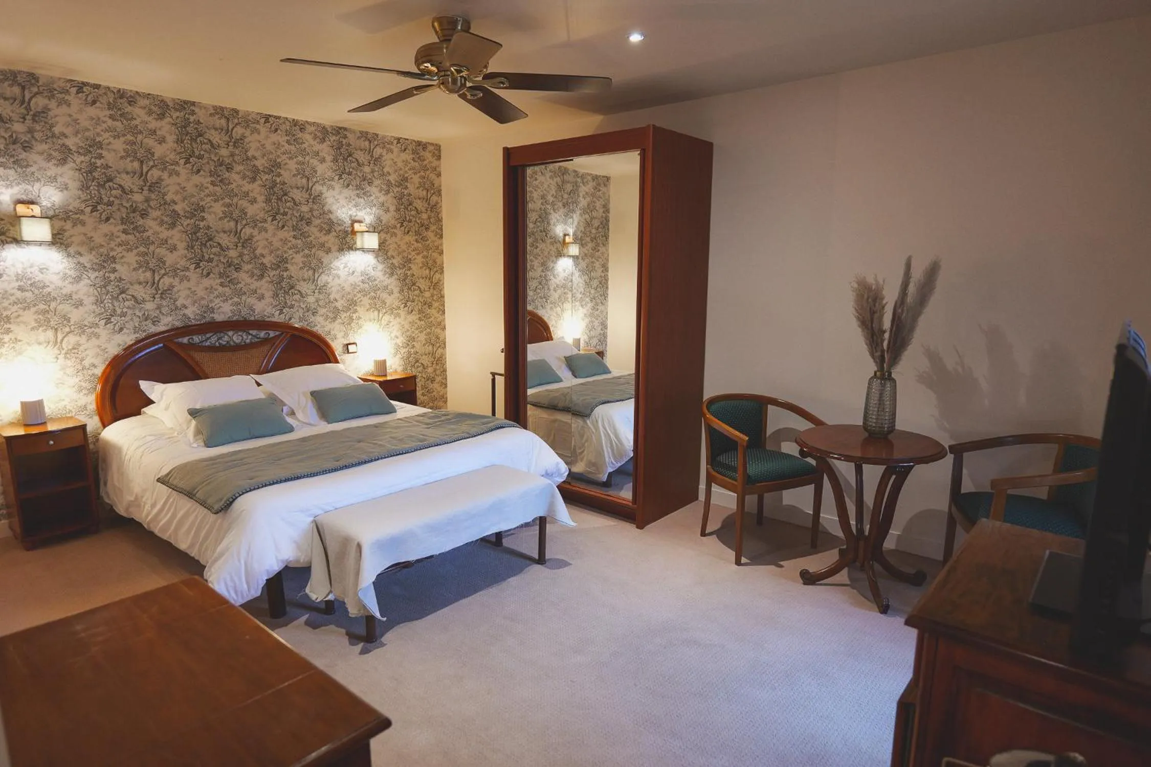 Bedroom, Bed in Auberge Du Cheval Blanc - Teritoria