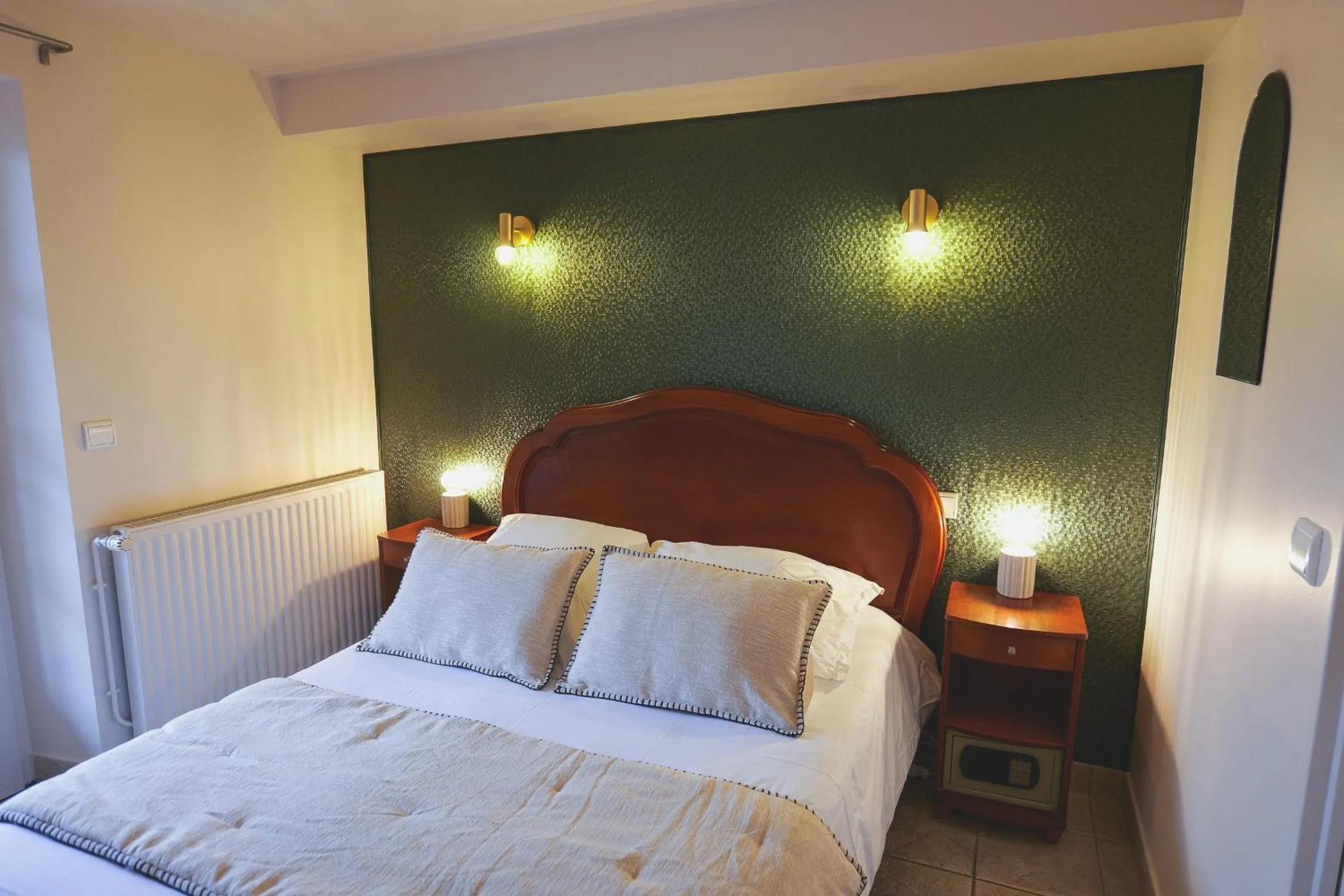 Bedroom, Bed in Auberge Du Cheval Blanc - Teritoria