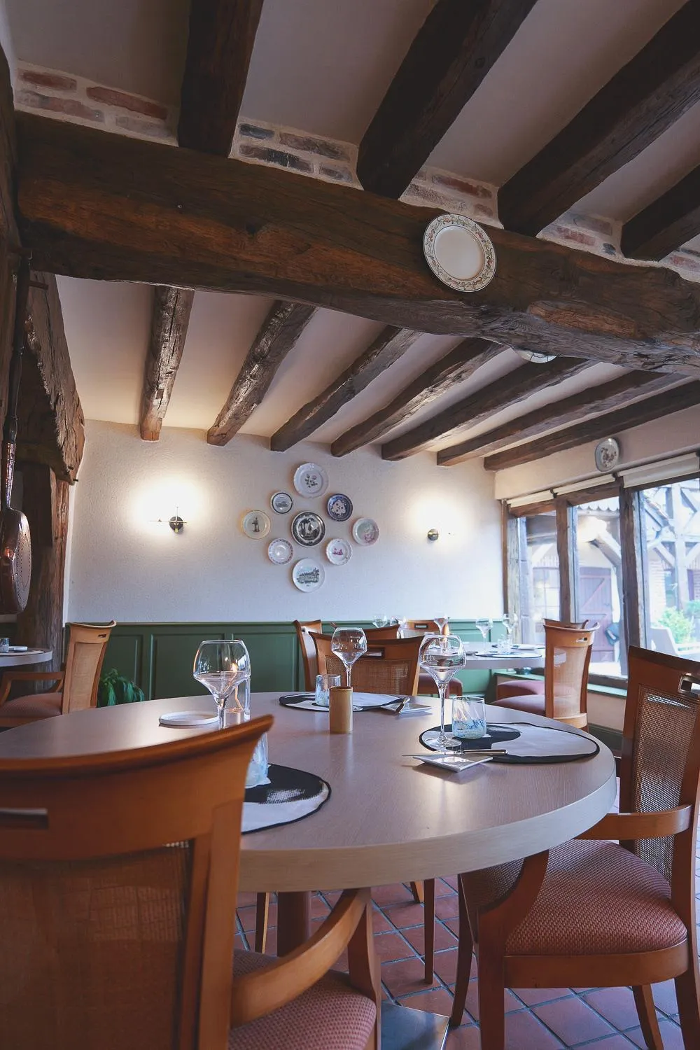 Restaurant/places to eat in Auberge Du Cheval Blanc - Teritoria