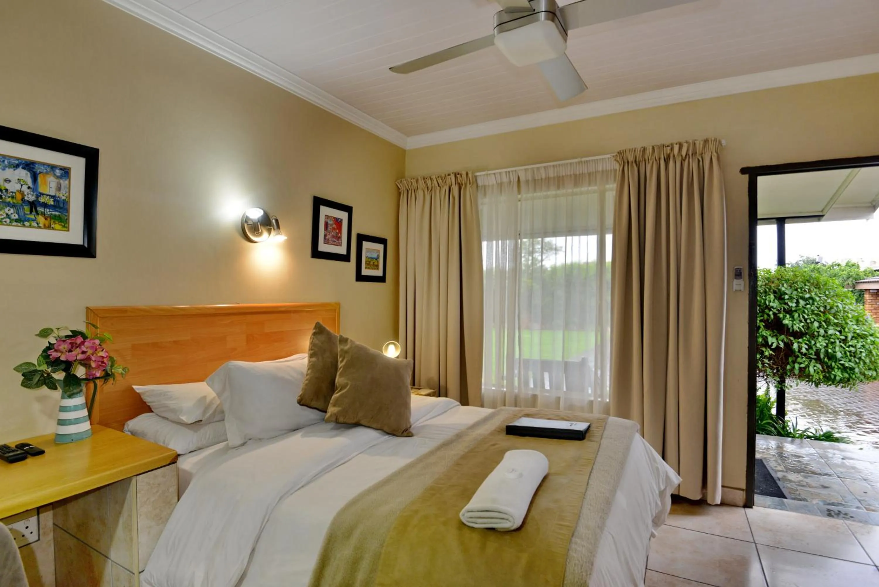 Bedroom, Bed in Sunrock Guesthouse