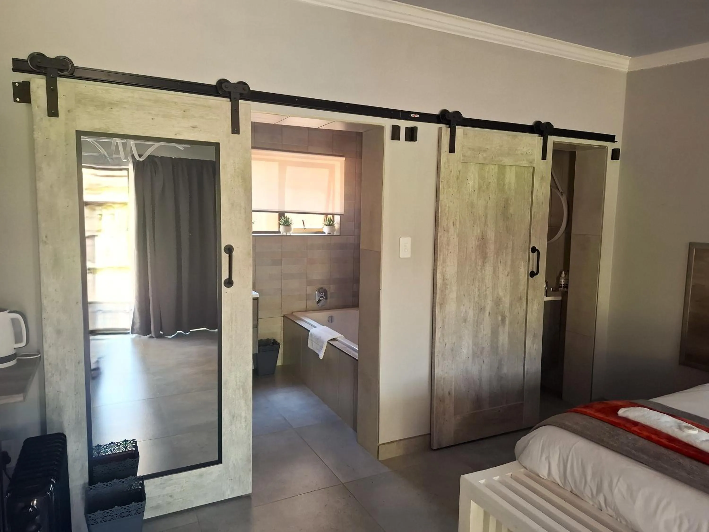 Bathroom, Bed in Sunrock Guesthouse