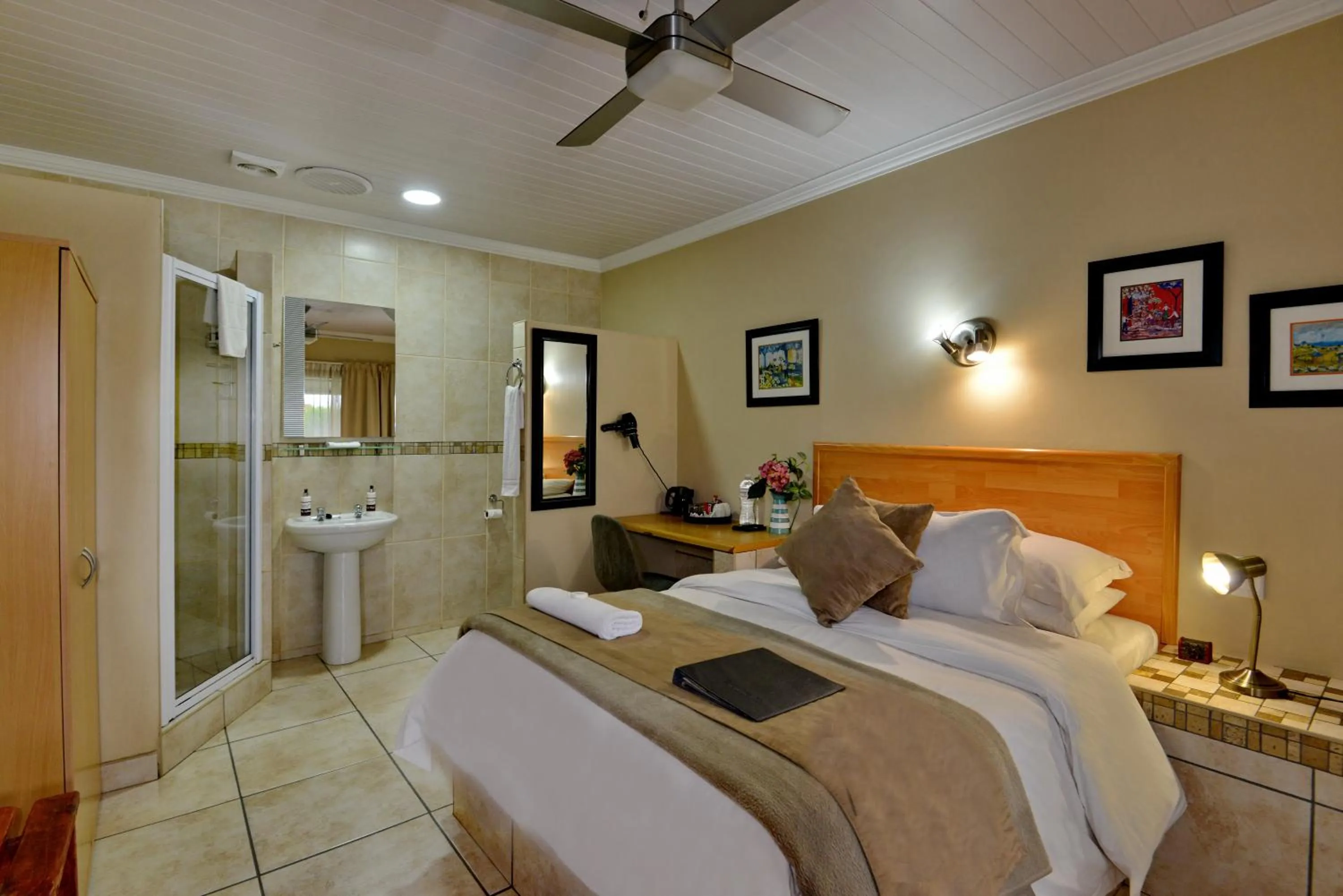 Bathroom, Bed in Sunrock Guesthouse