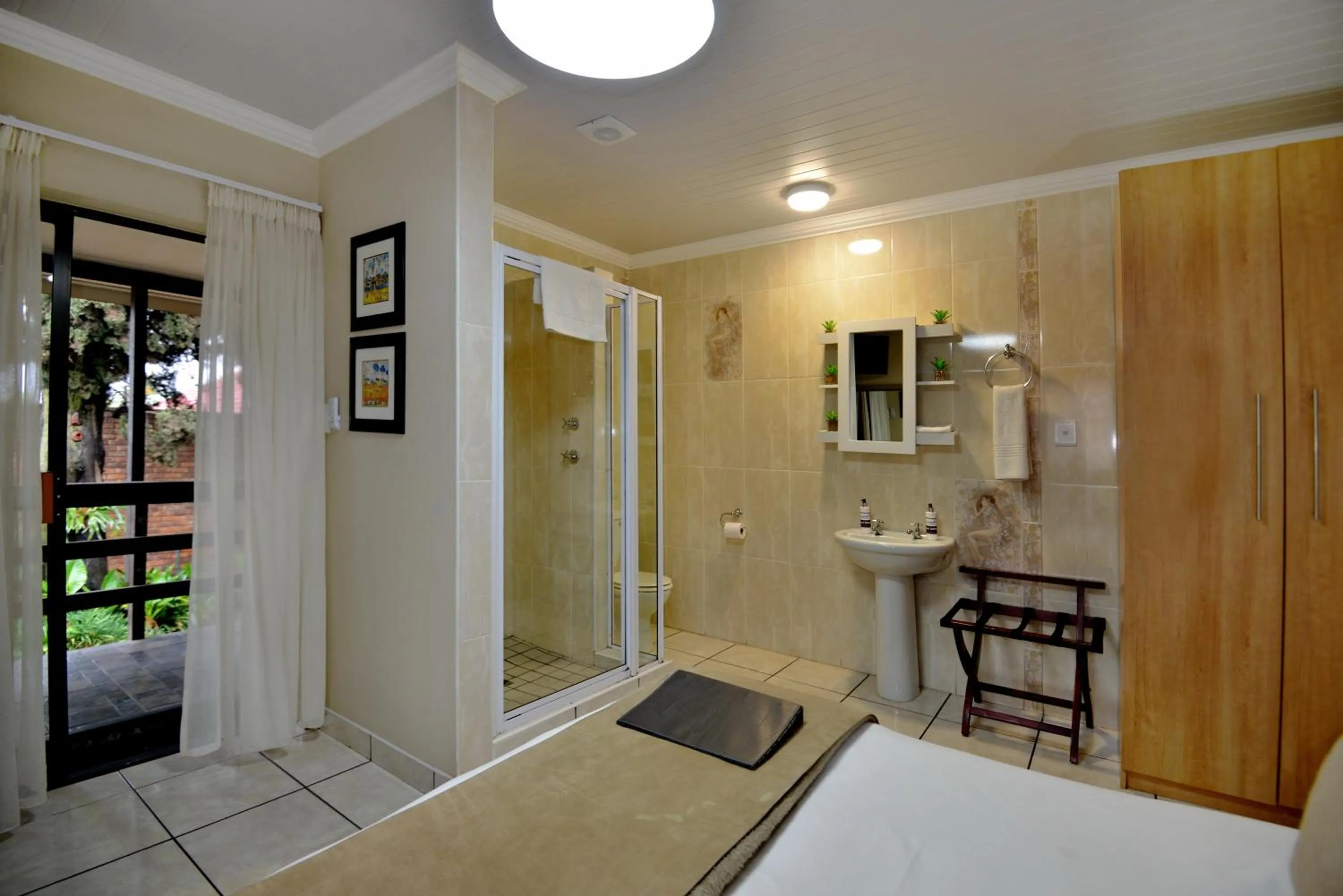 Shower, Bed in Sunrock Guesthouse