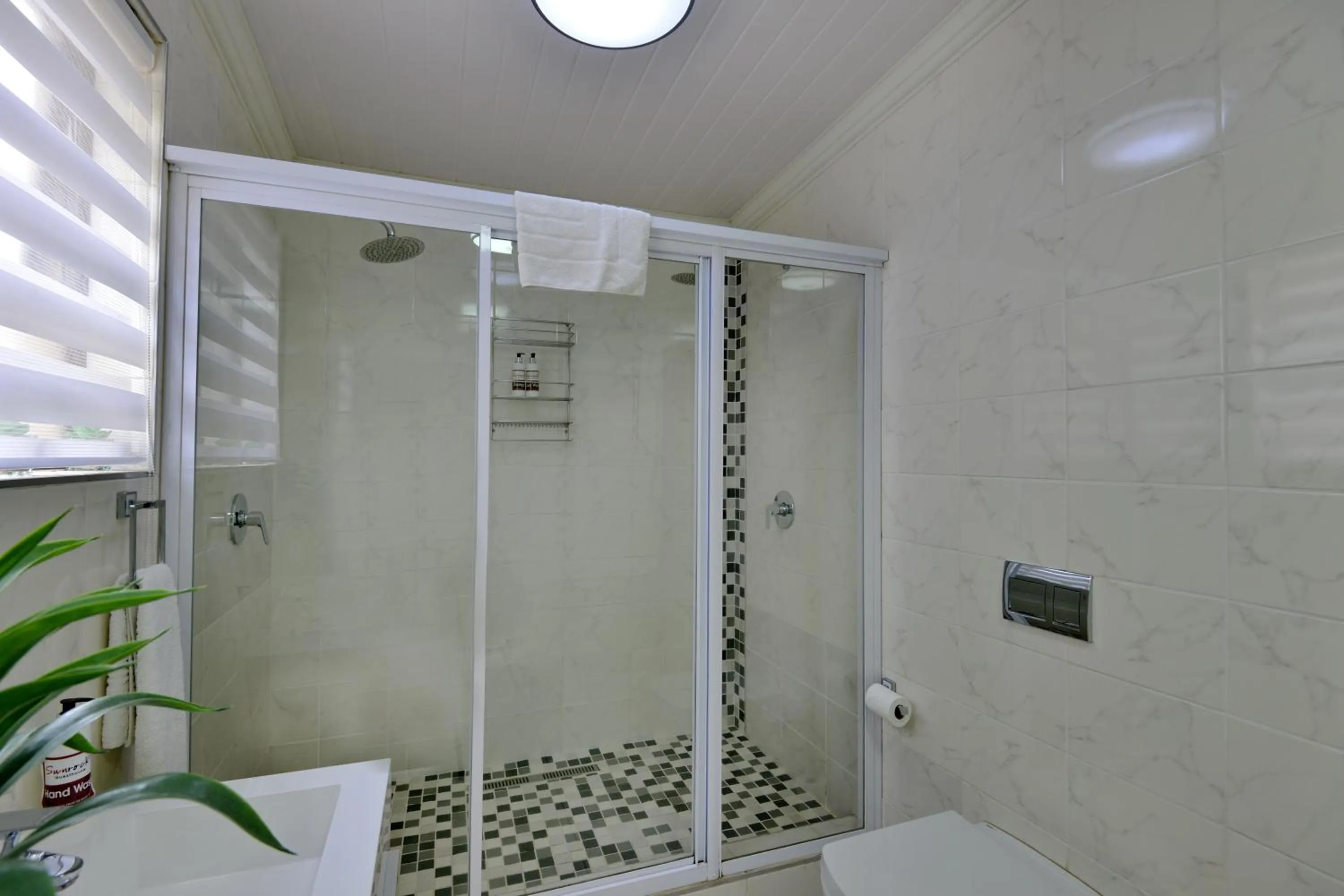 Shower in Sunrock Guesthouse