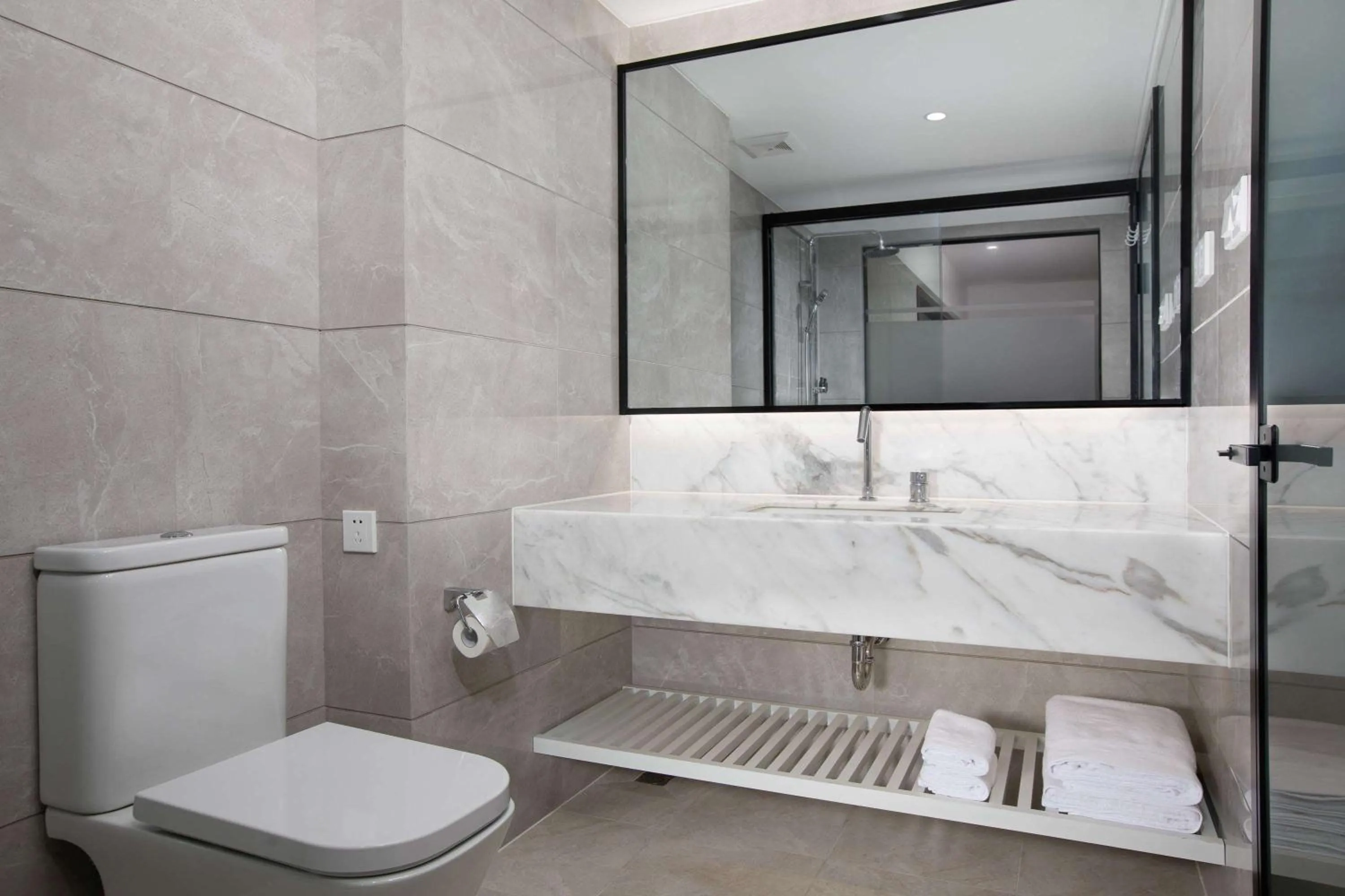 Bathroom in Ramada Encore by Wyndham Qionghai Downtown