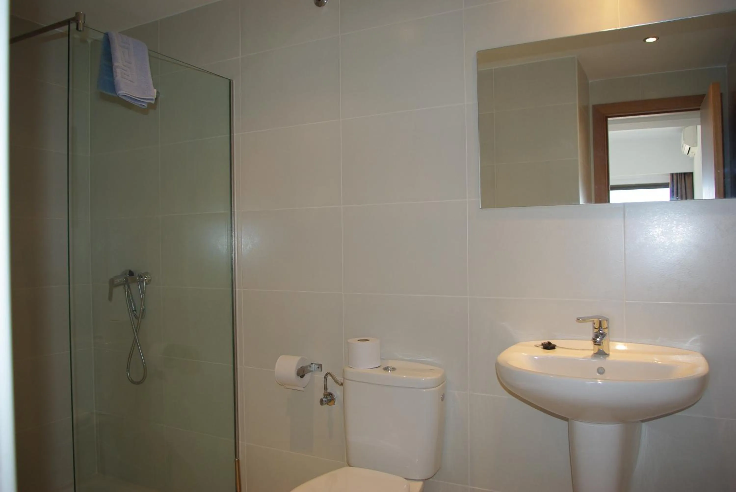 Bathroom in Apartamentos Embat