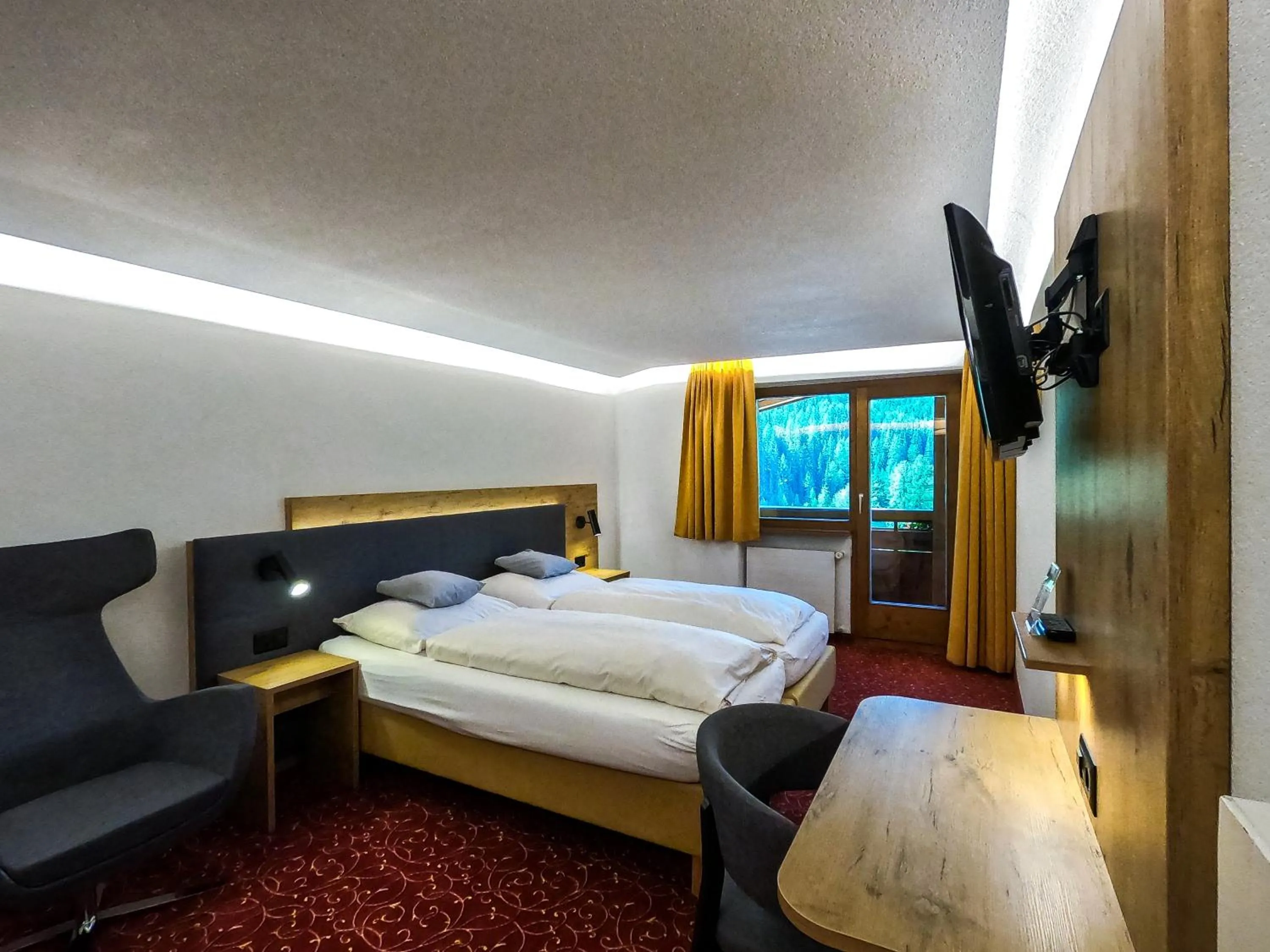 Photo of the whole room, Bed in Sonnenhotel Soldanella Sonneck