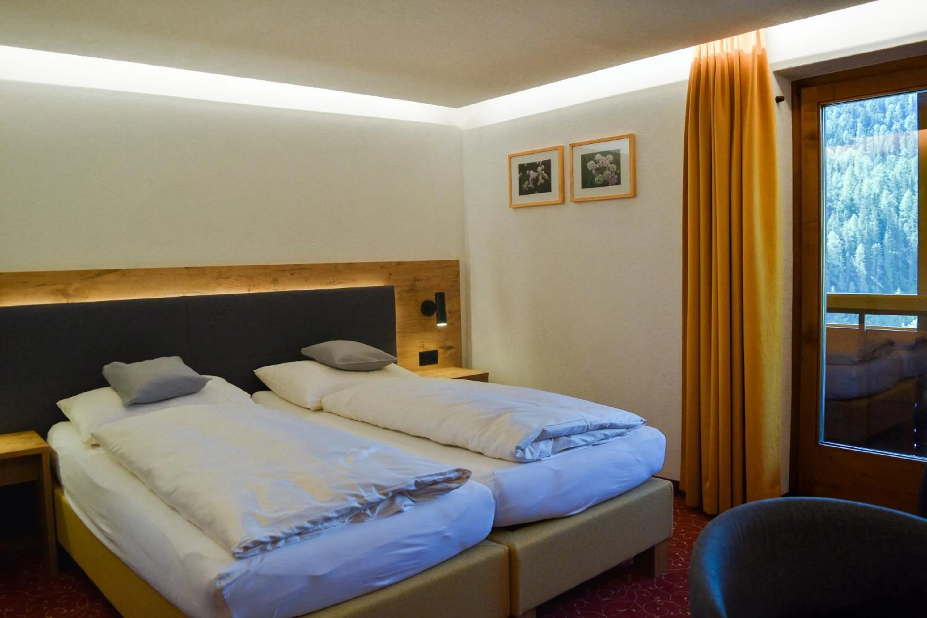 Photo of the whole room, Bed in Sonnenhotel Soldanella Sonneck