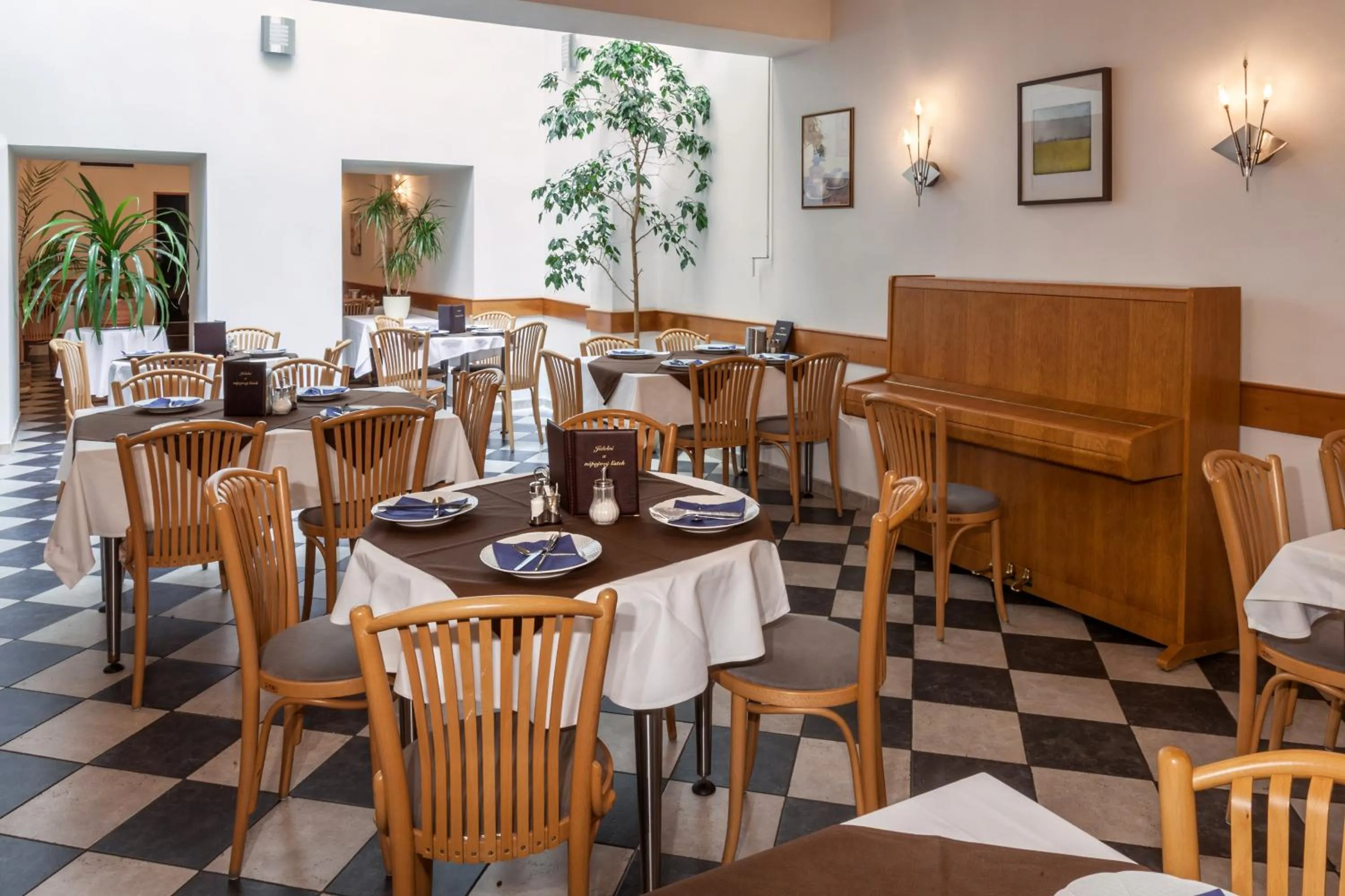 Restaurant/places to eat in Augustus et Otto Hotel