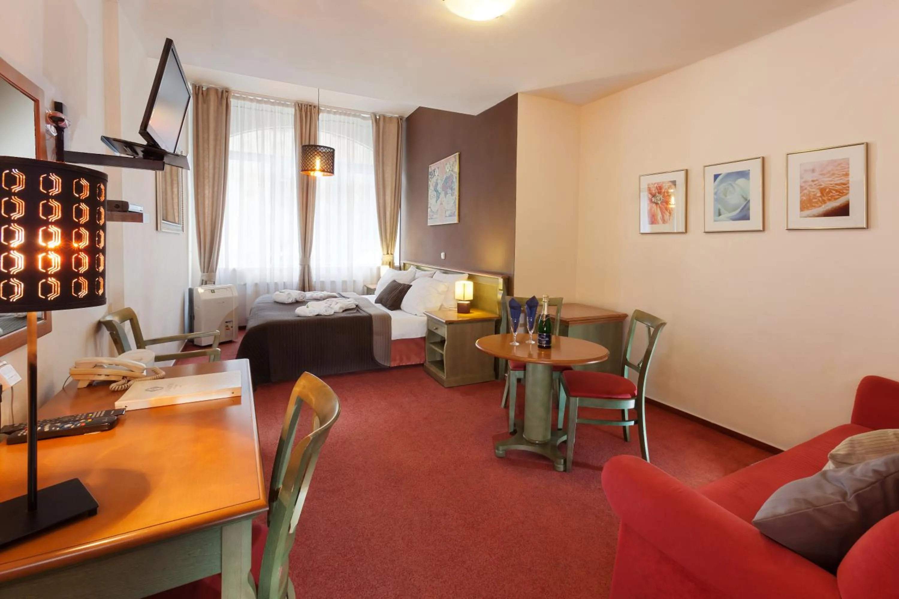 Photo of the whole room in Augustus et Otto Hotel