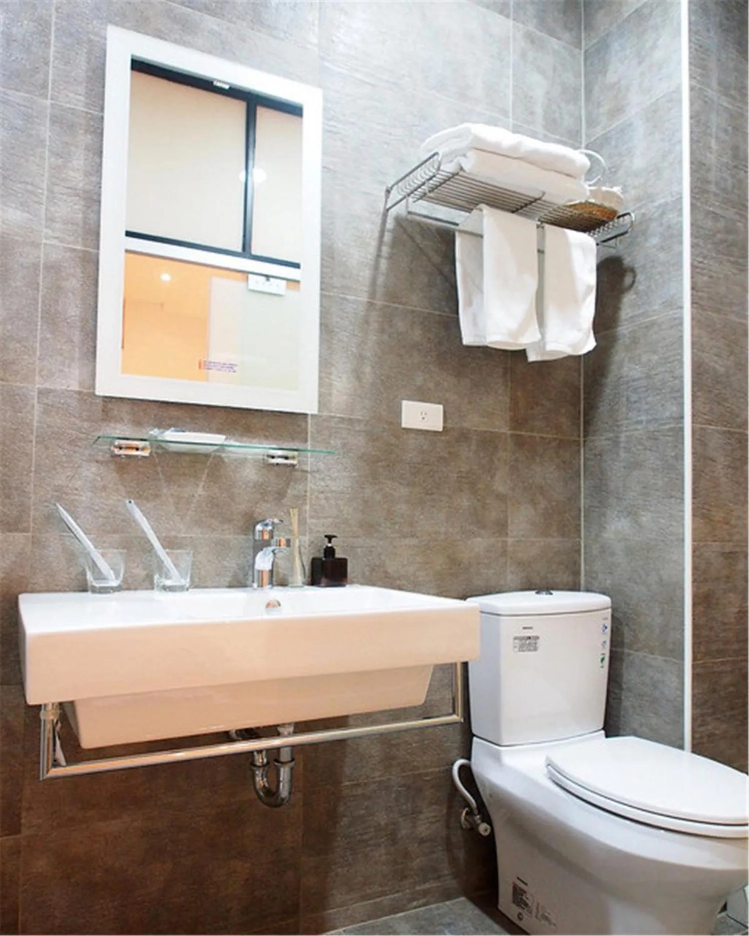 Toilet in Chung Fu Inn