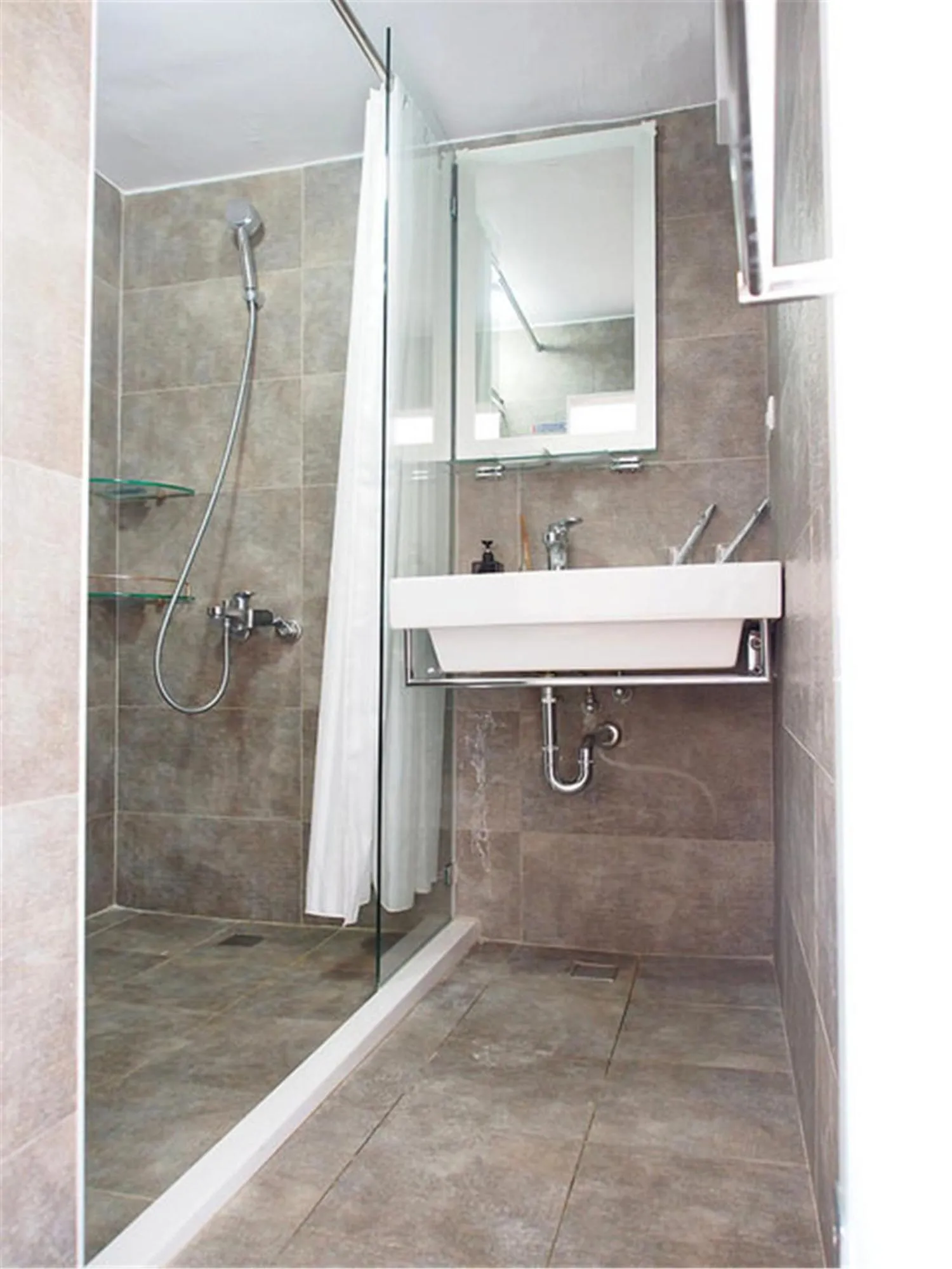 Shower in Chung Fu Inn