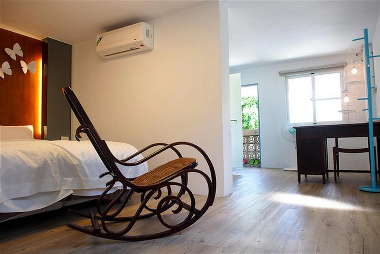 Photo of the whole room, Bed in Chung Fu Inn