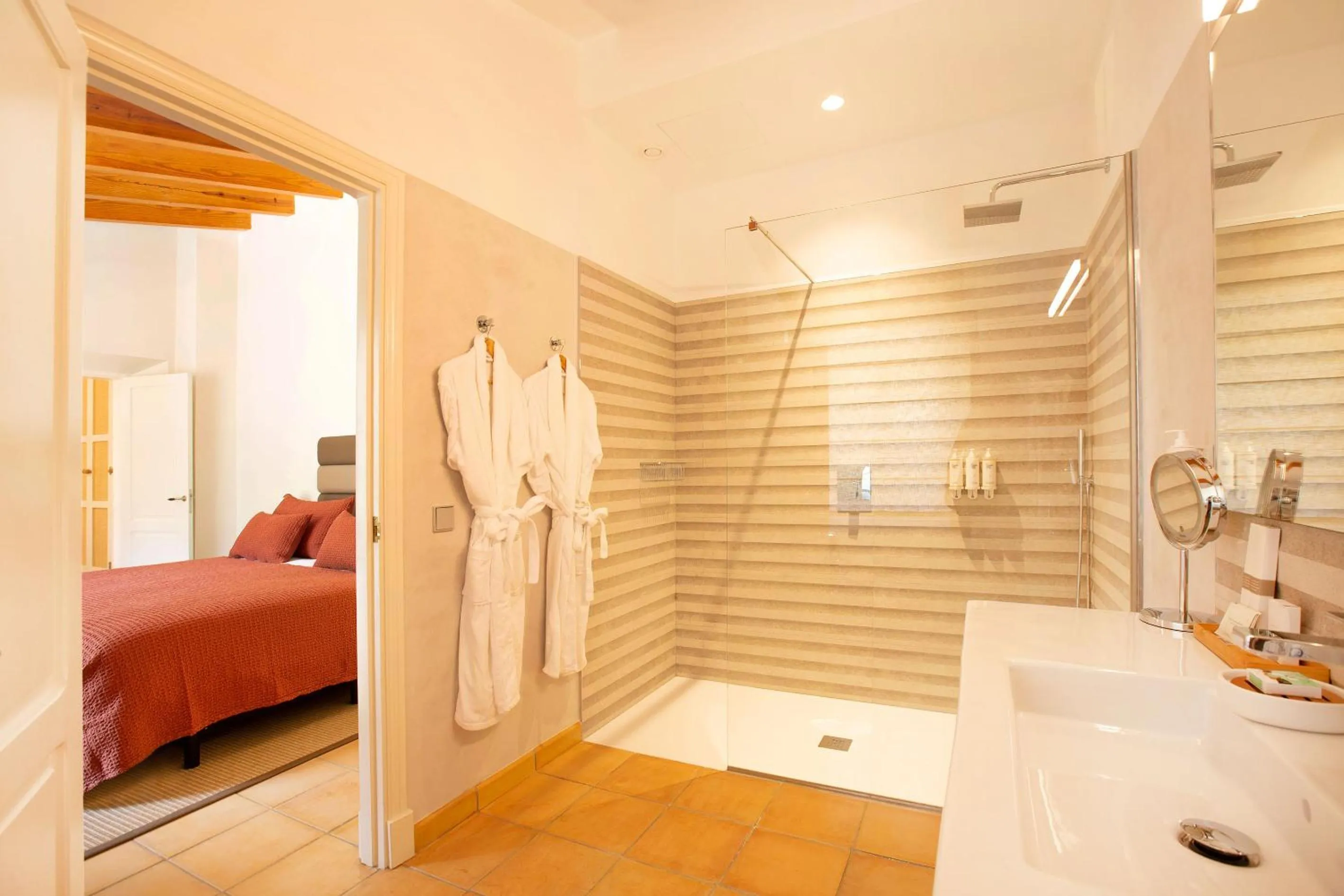 Bathroom, Bed in Hotel y Apartamentos DES PUIG
