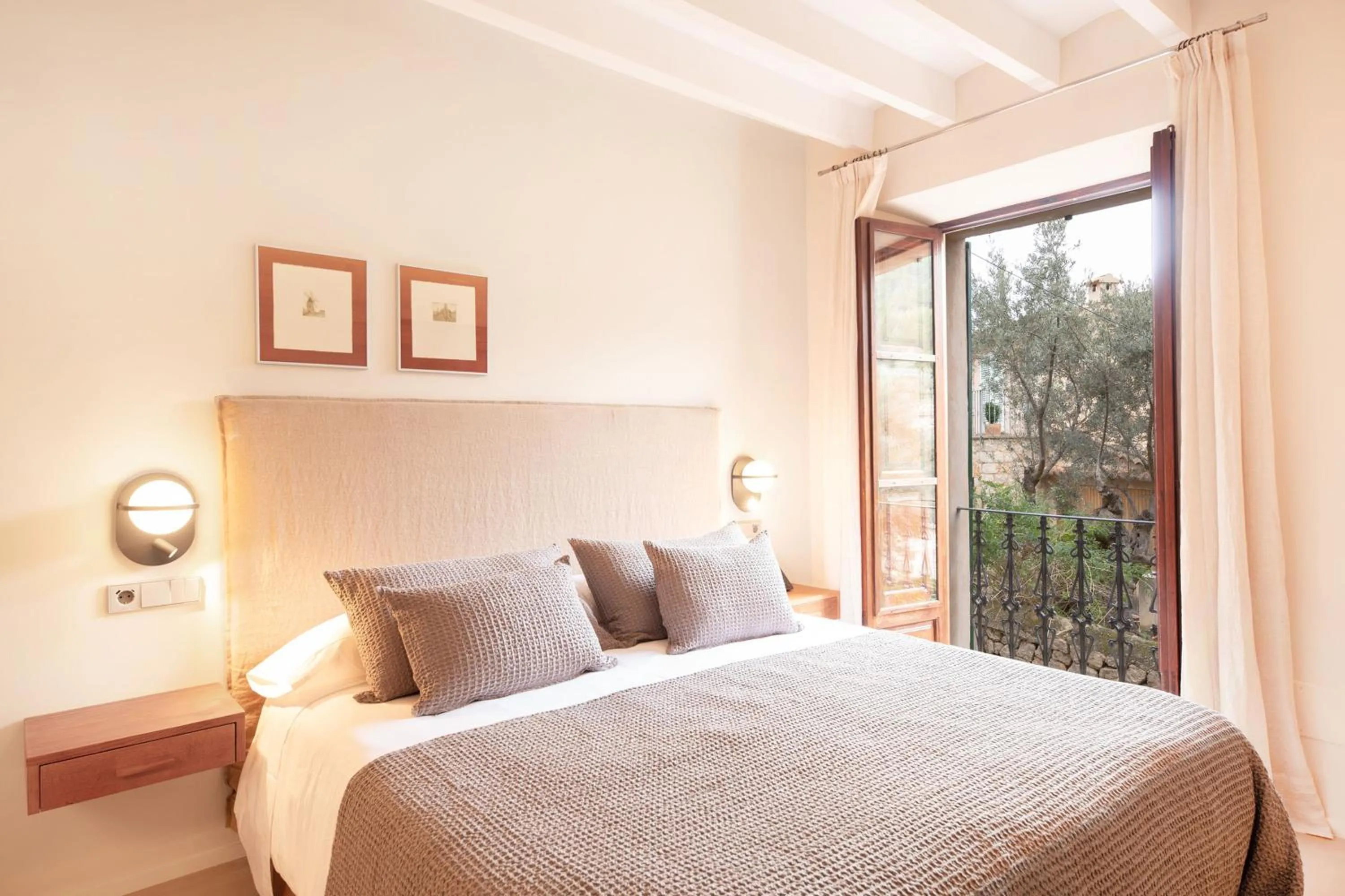 Bedroom, Bed in Hotel y Apartamentos DES PUIG