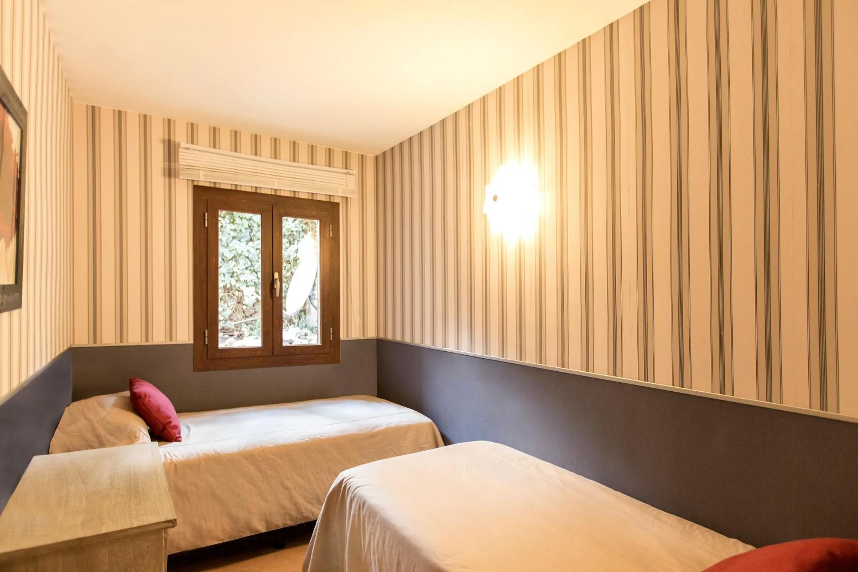 Bedroom, Bed in Hotel y Apartamentos DES PUIG