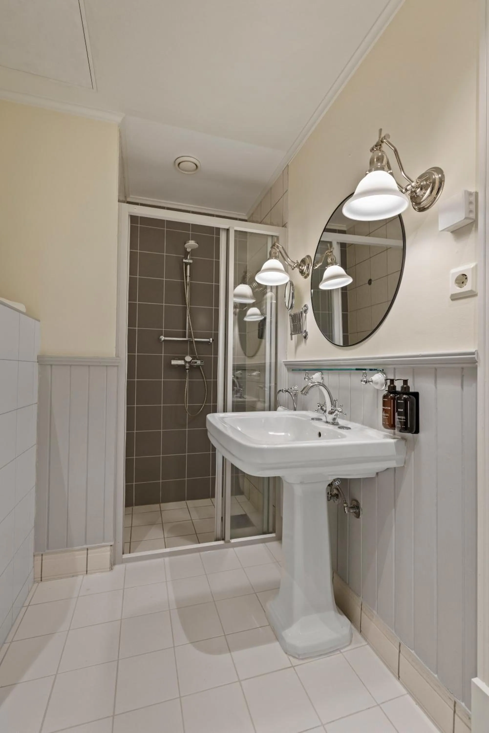 Shower in Home Hotel Bastion