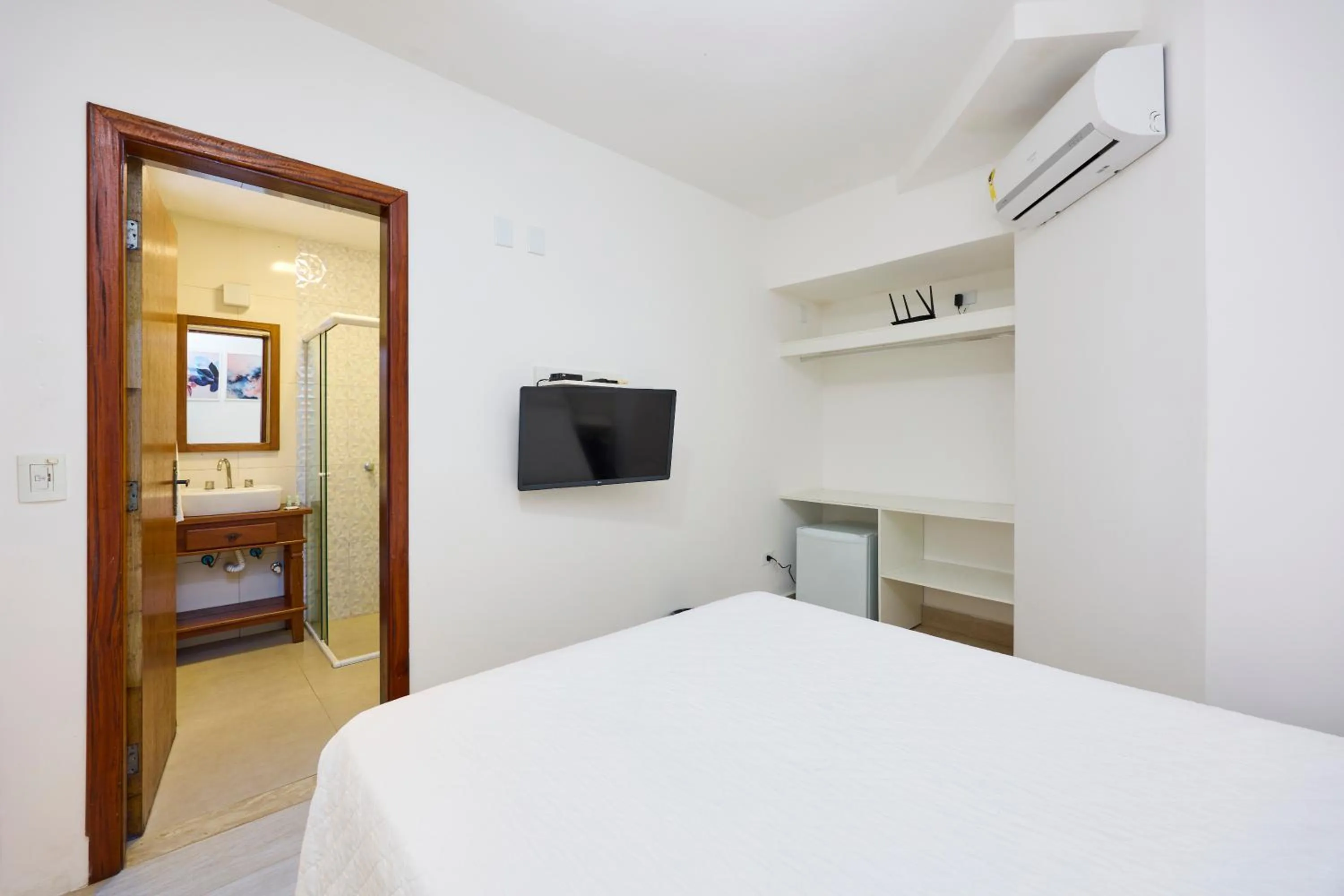 Photo of the whole room, Bed in Hotel Coquille