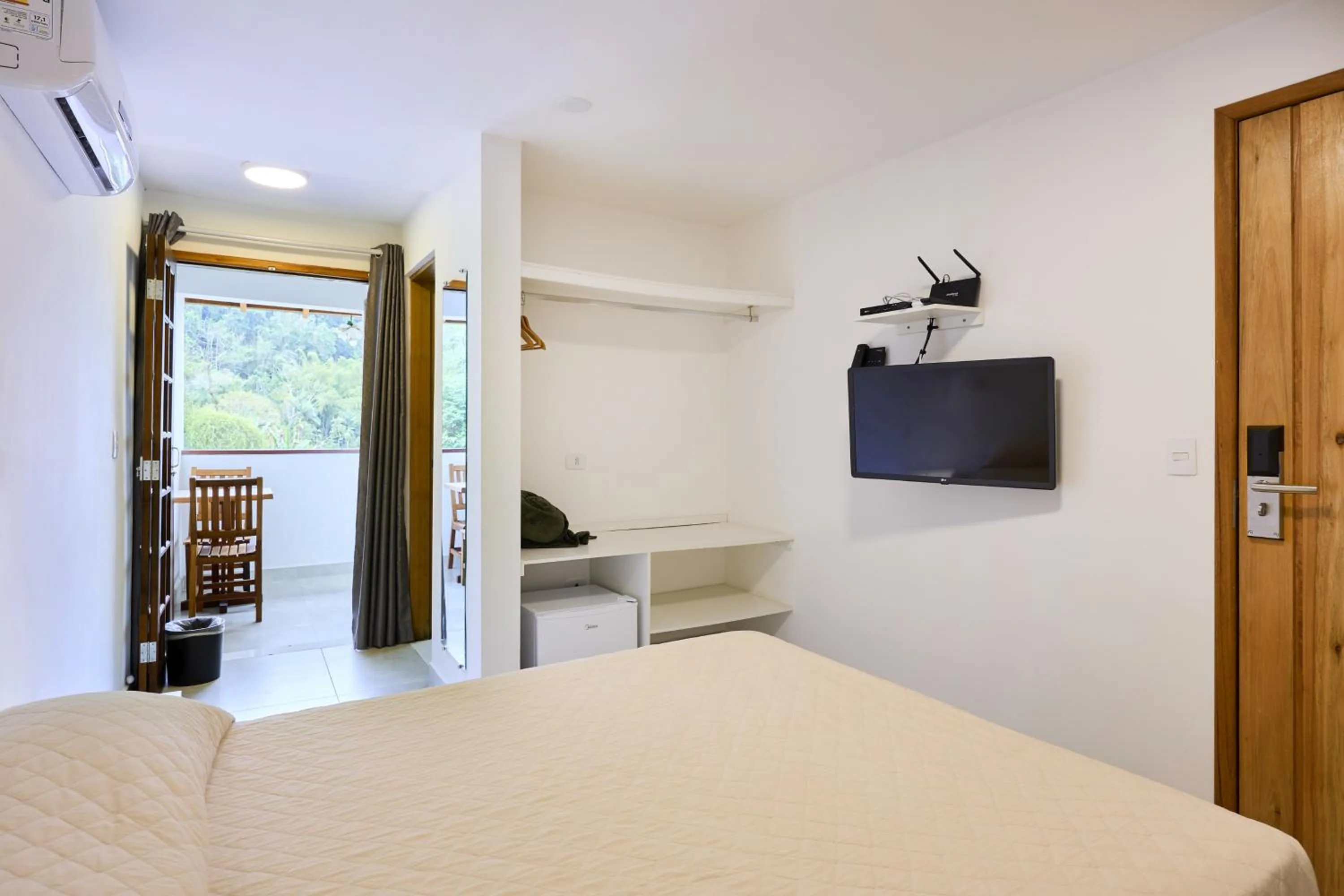 Balcony/Terrace, Bed in Hotel Coquille