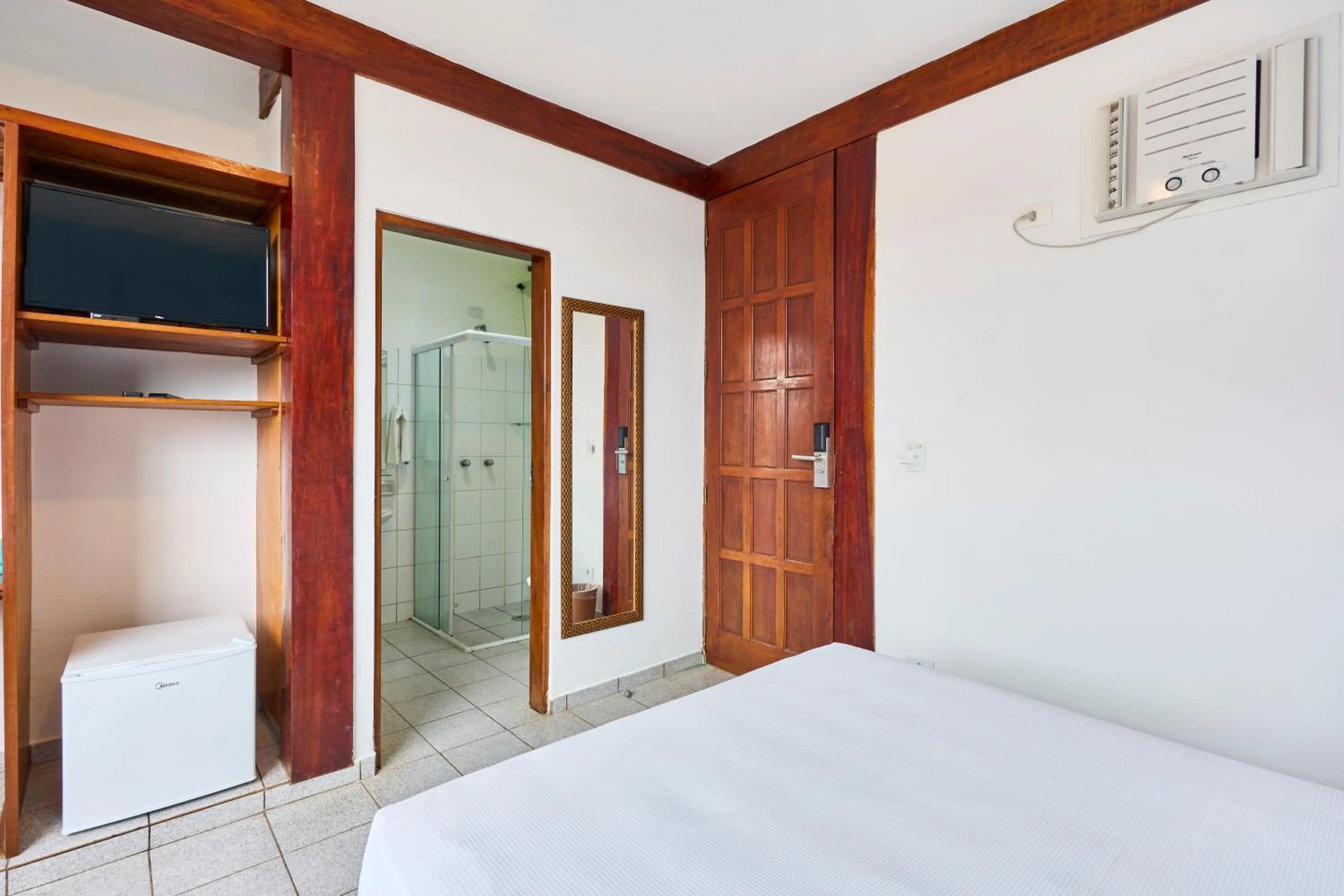 Photo of the whole room, Bed in Hotel Coquille