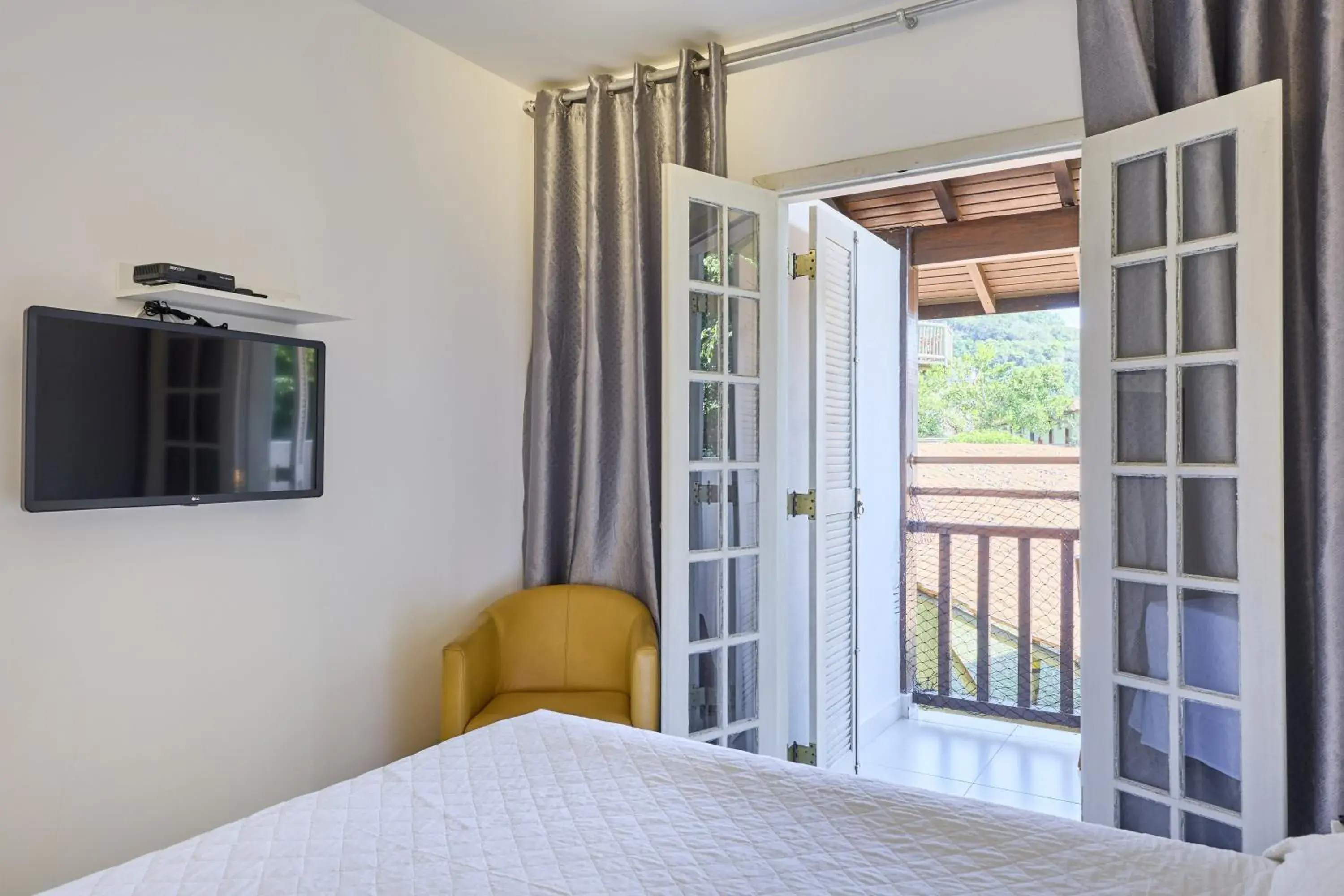 Triple Room with Balcony in Hotel Coquille Triple Room with Balcony in Hotel Coquille