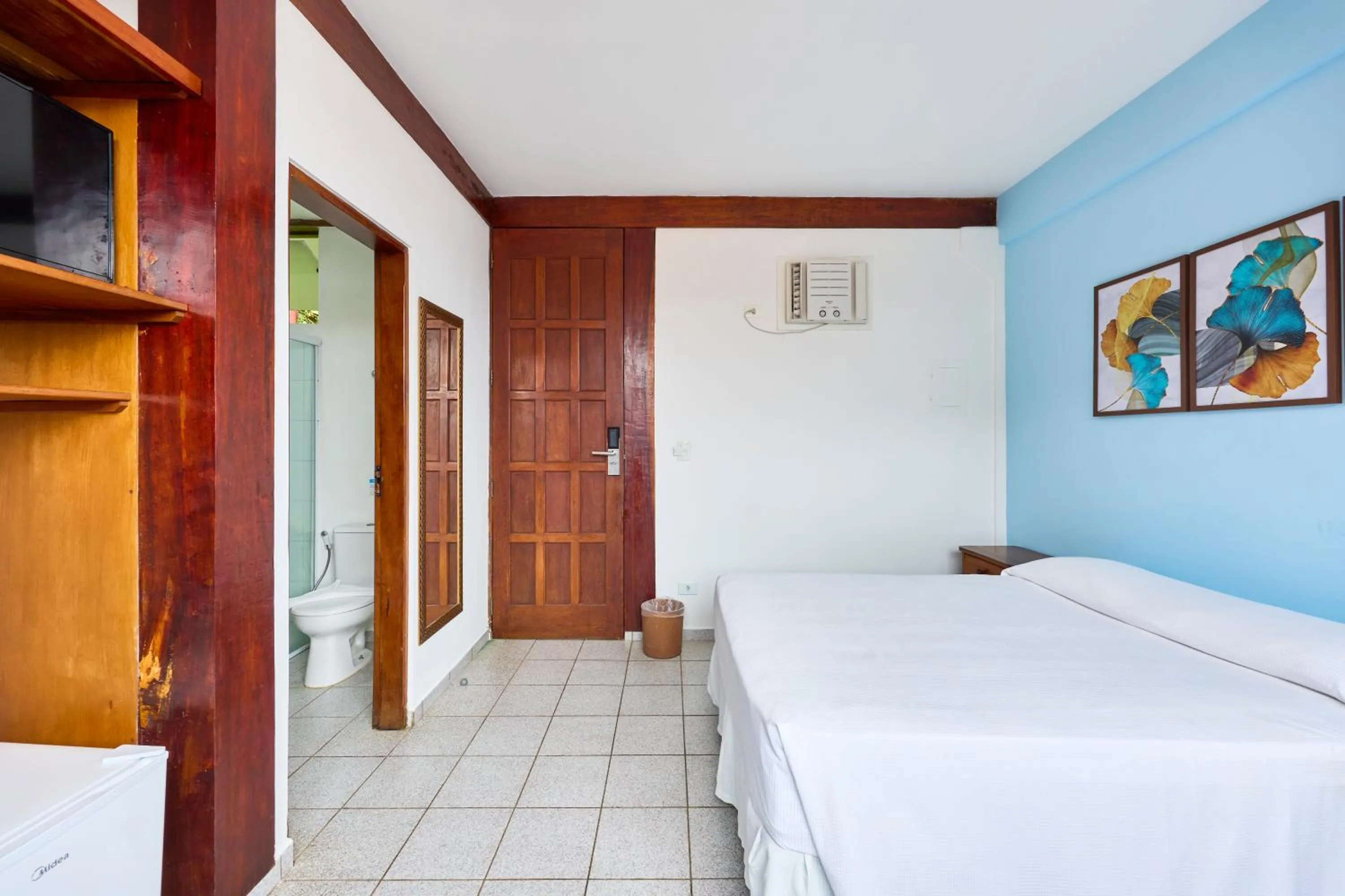 Photo of the whole room, Bed in Hotel Coquille